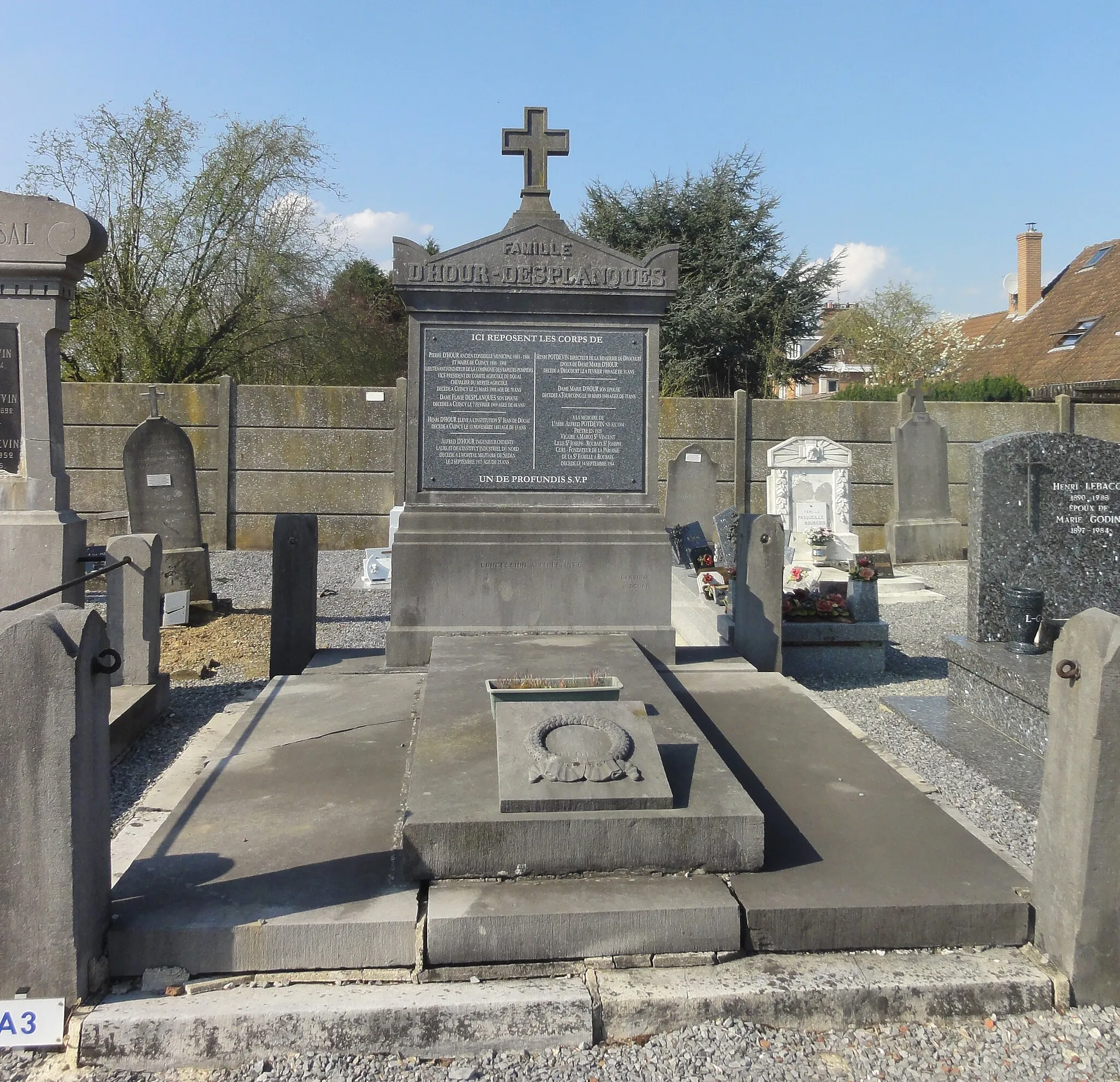 Photo showing: Depicted place: Cimetière de Cuincy

Grave of Q62626212