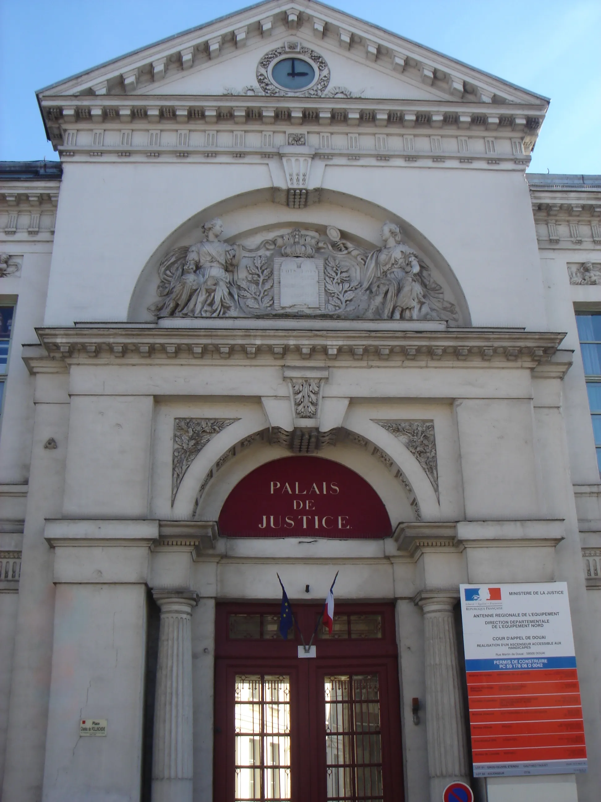 Photo showing: Douai - tribunal