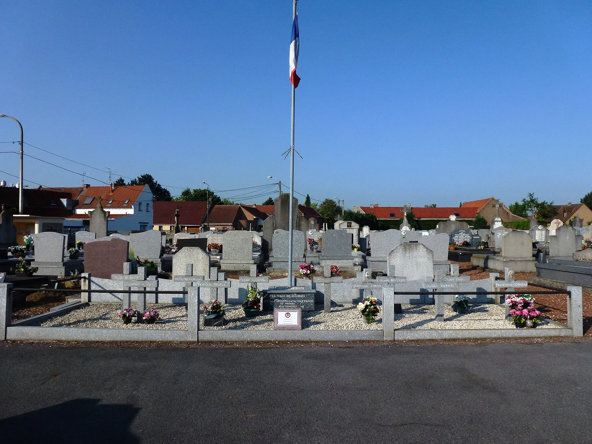 Photo showing: Dourges (Pas-de-Calais, Fr) cimetière. carré militaire français