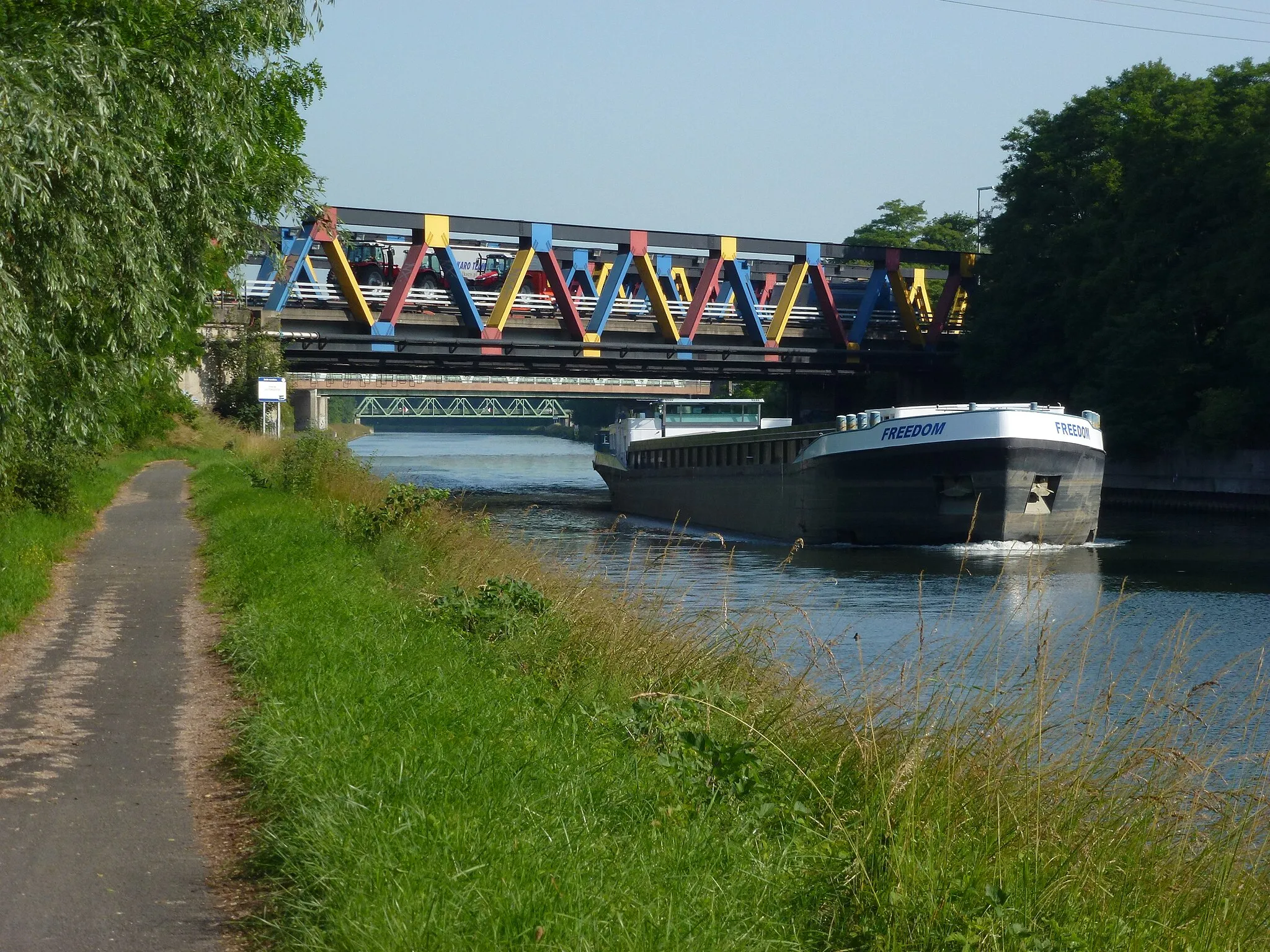 Photo showing: Dourges (Pas-de-Calais, Fr) Canal de la Deûle, pont de l'Autoroute A1