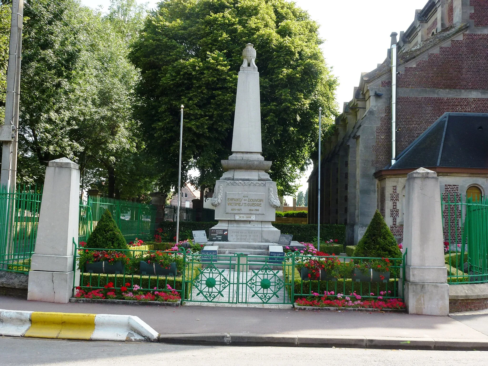 Photo showing: Douvrin (Pas-de-Calais, Fr) monument aux morts