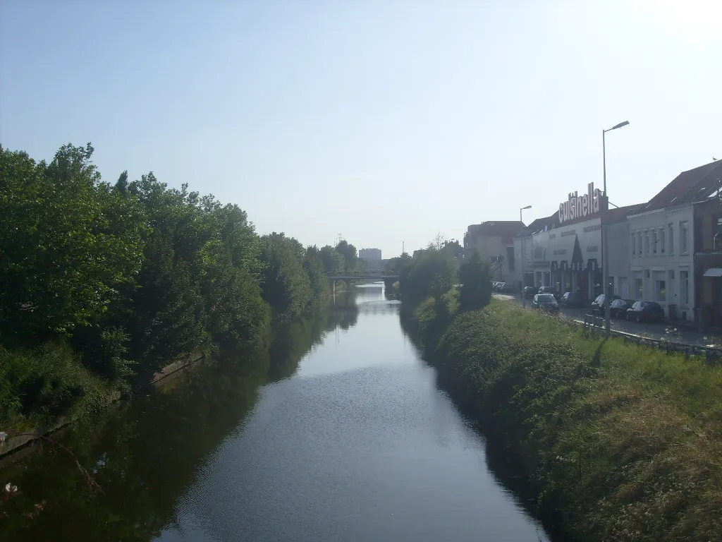 Photo showing: Le canal de Furnes, à gauche Coudekerque-branche, à droite Dunkerque(Rosendaël)