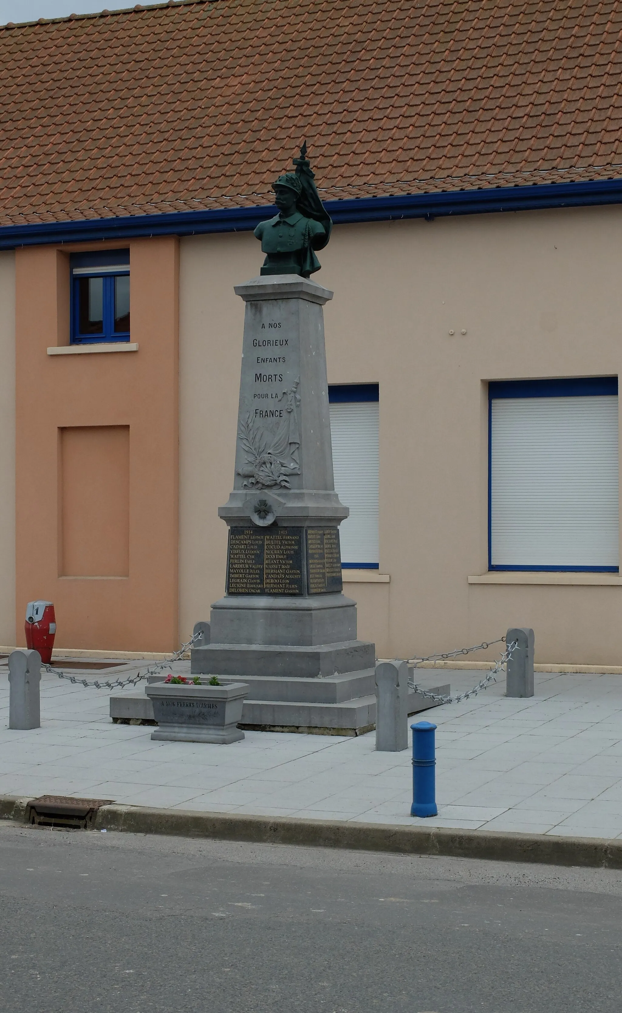 Photo showing: Vue du monument aux morts d'Ecques.