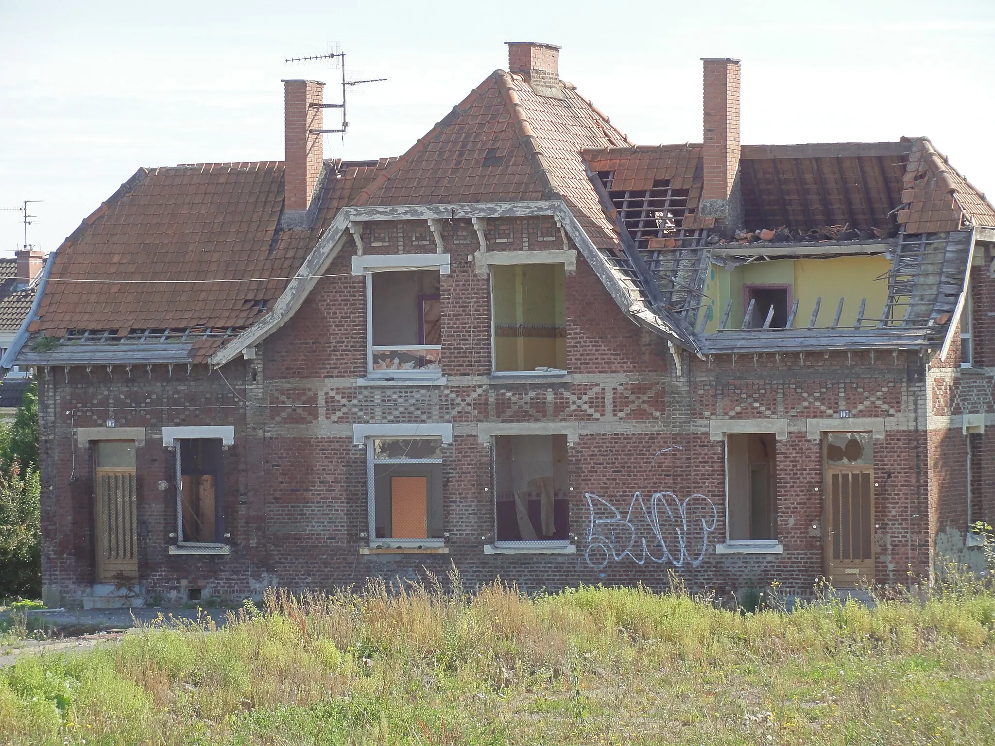 Photo showing: Cité n° 4 de Lens de la fosse n° 4 de la Compagnie des mines de Lens dans le bassin minier du Nord-Pas-de-Calais, Lens et Éleu-dit-Leauwette, Pas-de-Calais, Nord-Pas-de-Calais, France.