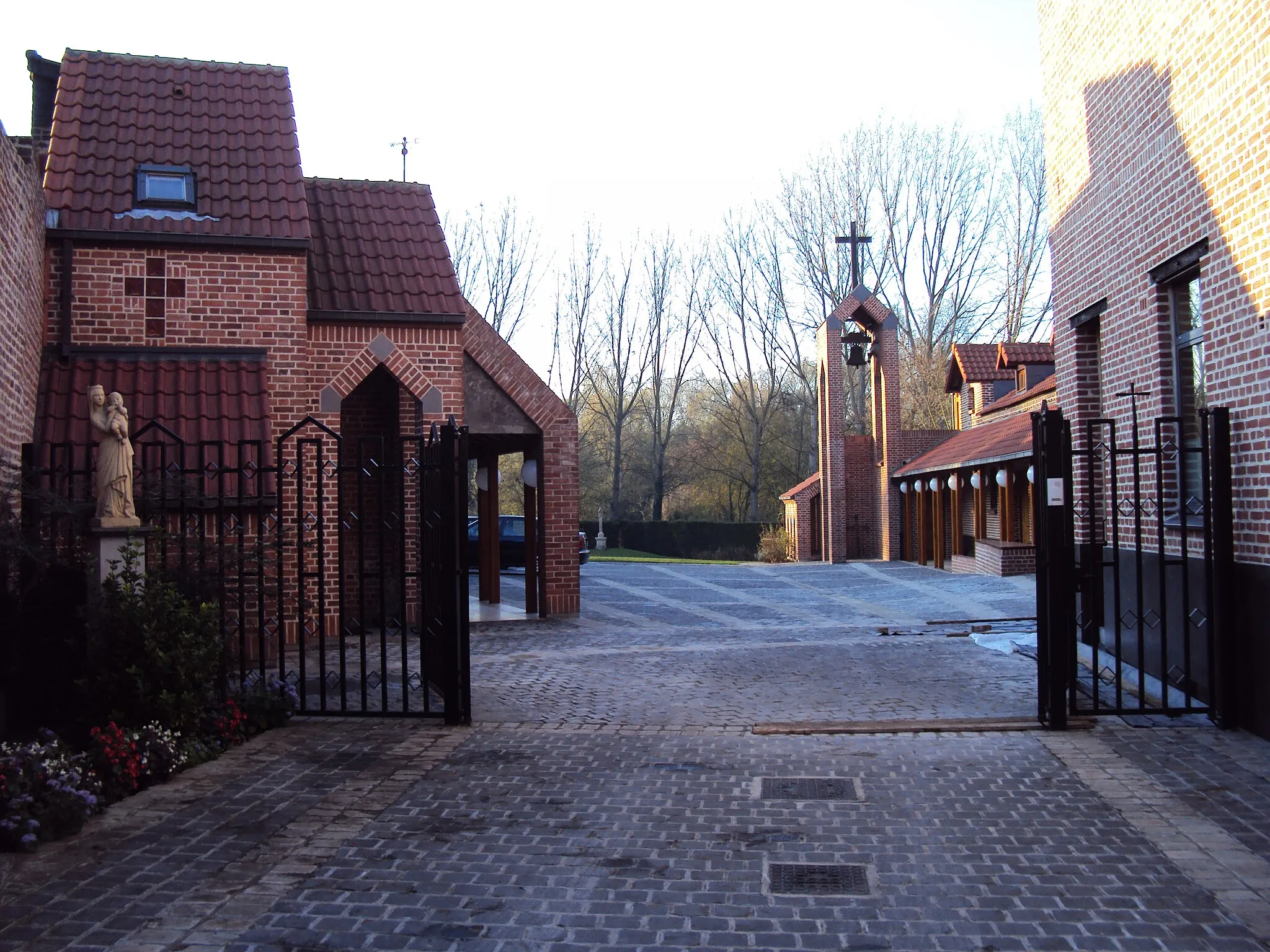 Photo showing: Entrée du couvent franciscain la "Maison Notre-Dame" à Éleu-dit-Leauwette (Pas-de-Calais, France).