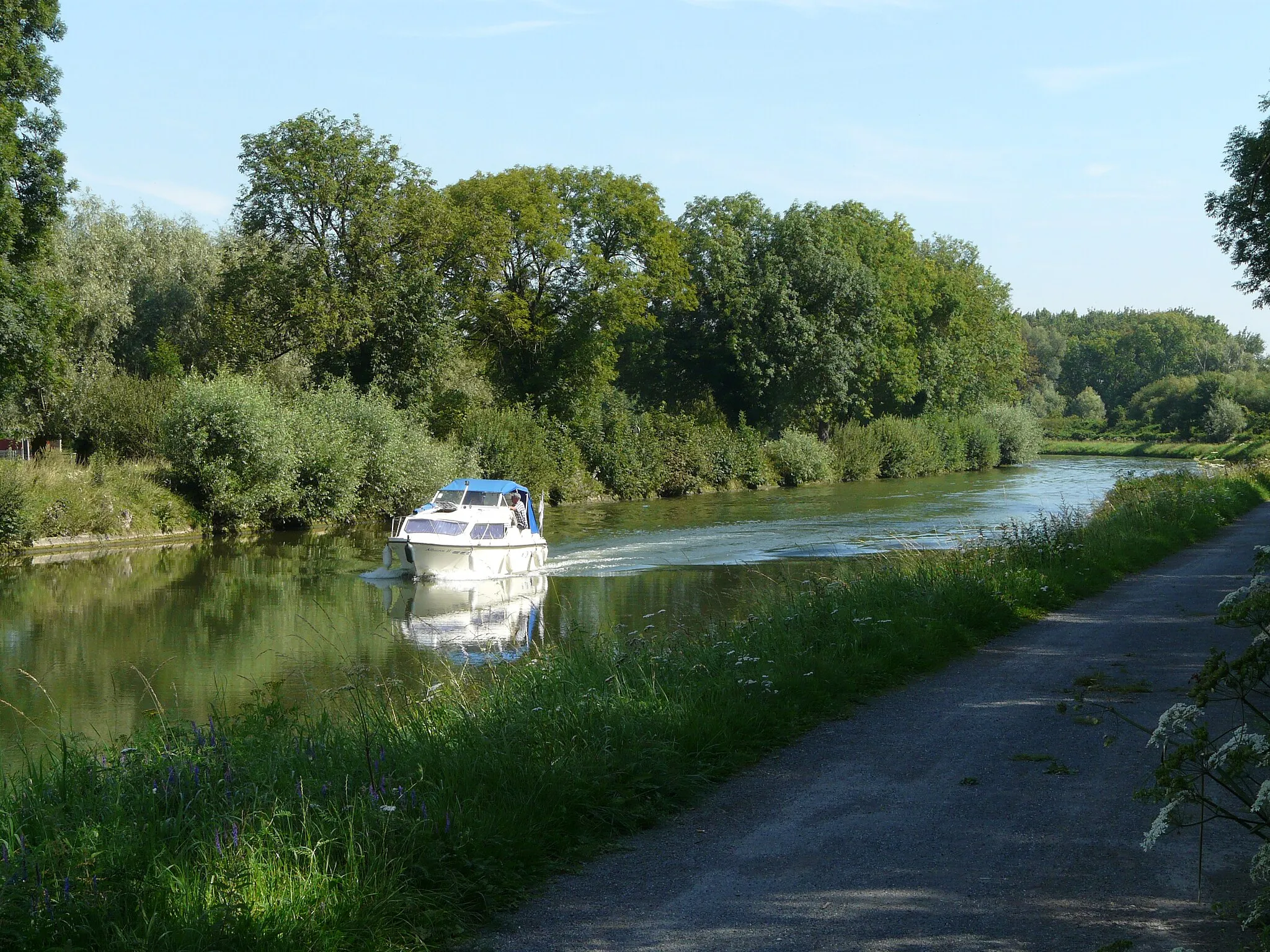 Photo showing: Tourisme fluvial sur le canal de l'Escaut à Escaudoeuvres