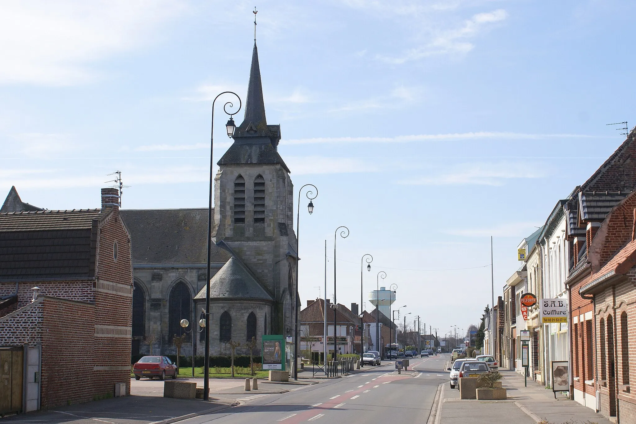 Photo showing: Main street of Essars, which happens to be also the road D 171 between Béthune and Armentières