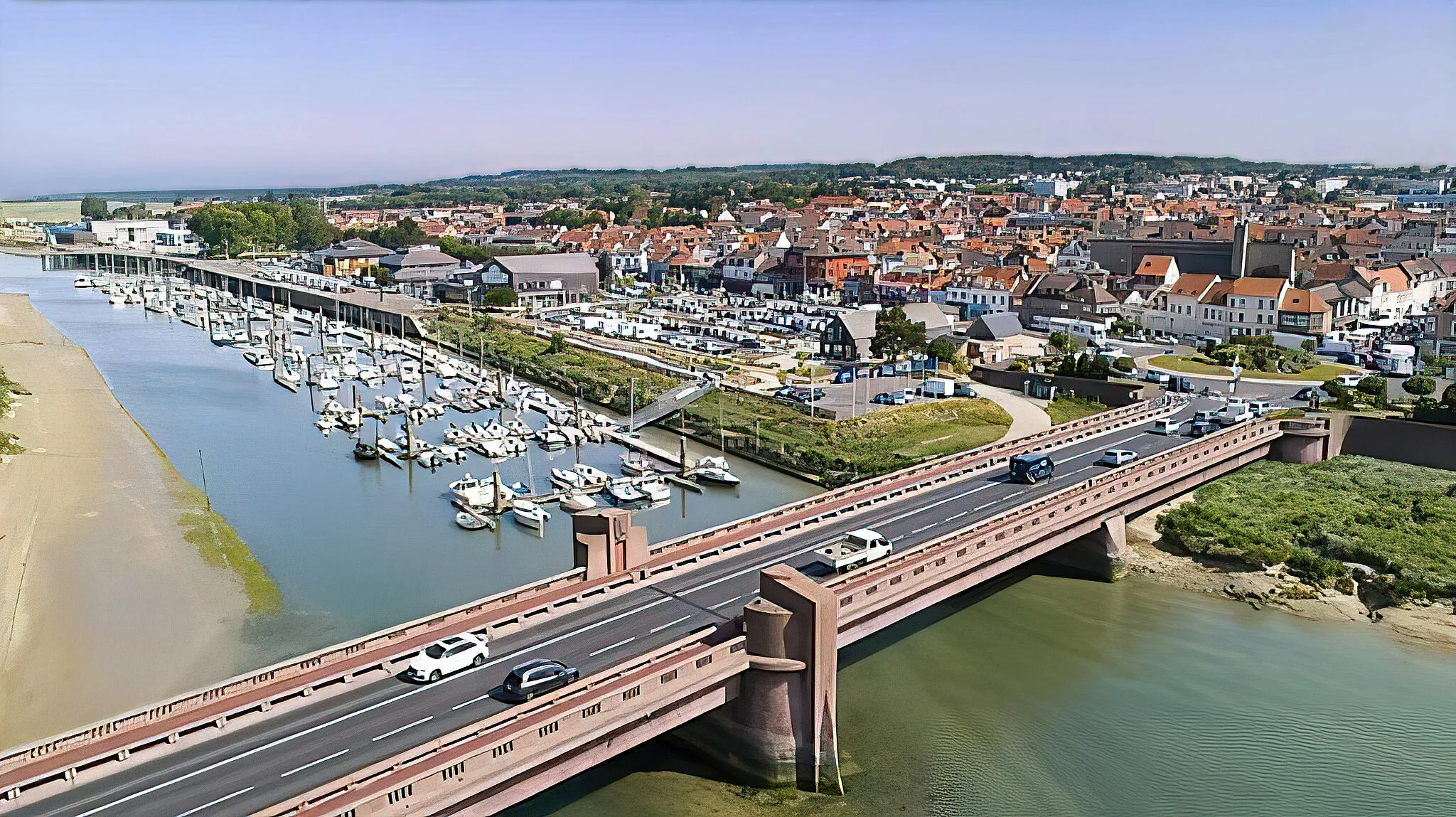 Photo showing: C'est une vue aérienne du port d'etaples