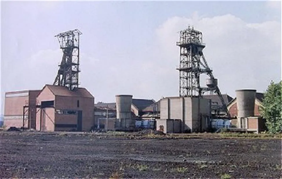 Photo showing: Fosse n° 8 et 8 bis à Évin-Malmaison , de la Compagnie des mines de Dourges