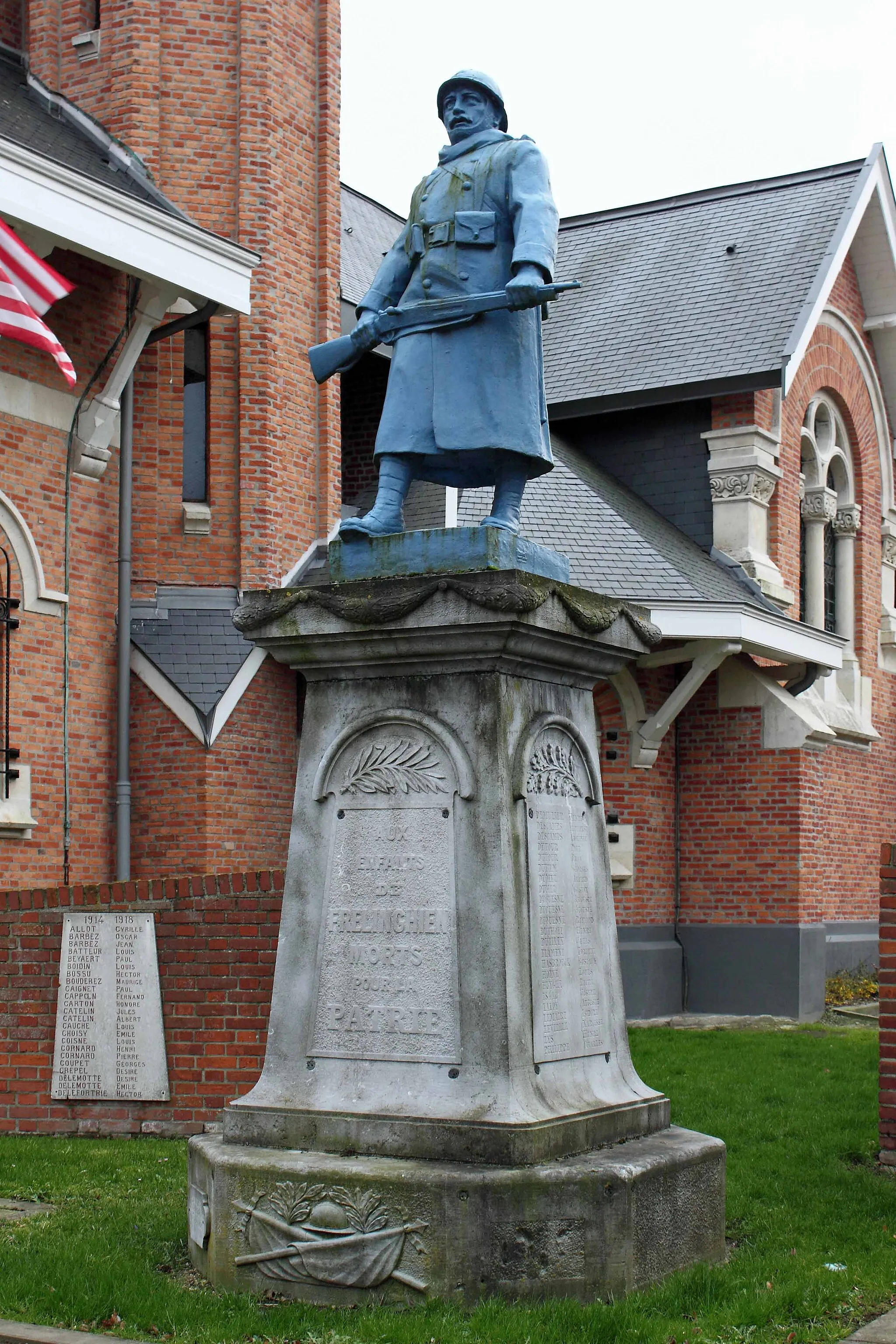 Photo showing: Monument aux Morts - Au chevet de l'église Saint-Amand, rue du Pont, 59 Frelinghien