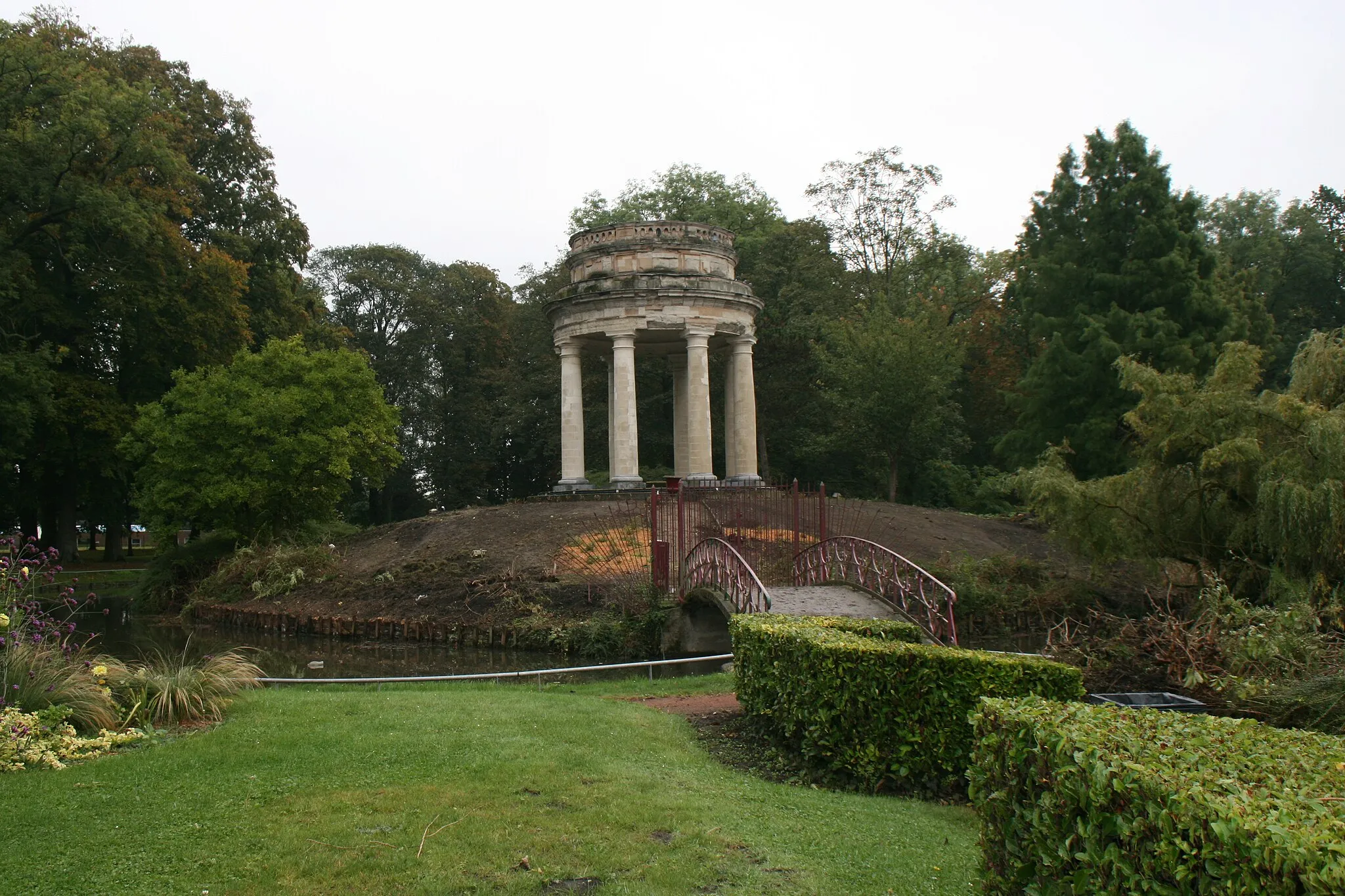 Photo showing: "Temple of love" (le temple de l'amour) located in the Joliot-Curie park. 3 buildings of this type exist in France. One is located in the Chateau de Versailles, near the Petit Trianon, and the other one is located in Paris, in the Buttes-Chaumont park.