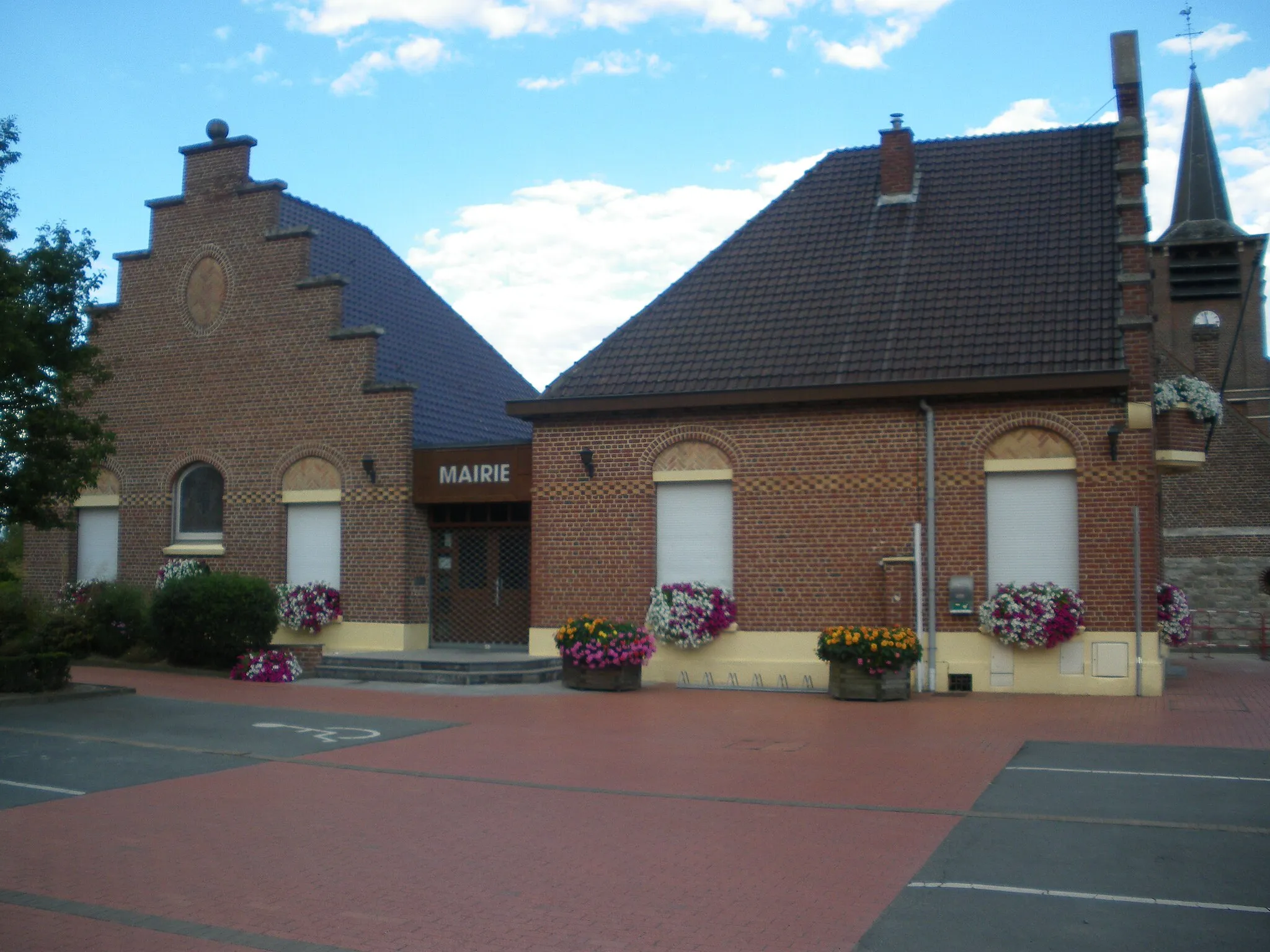 Photo showing: Vue de la mairie de Genech.