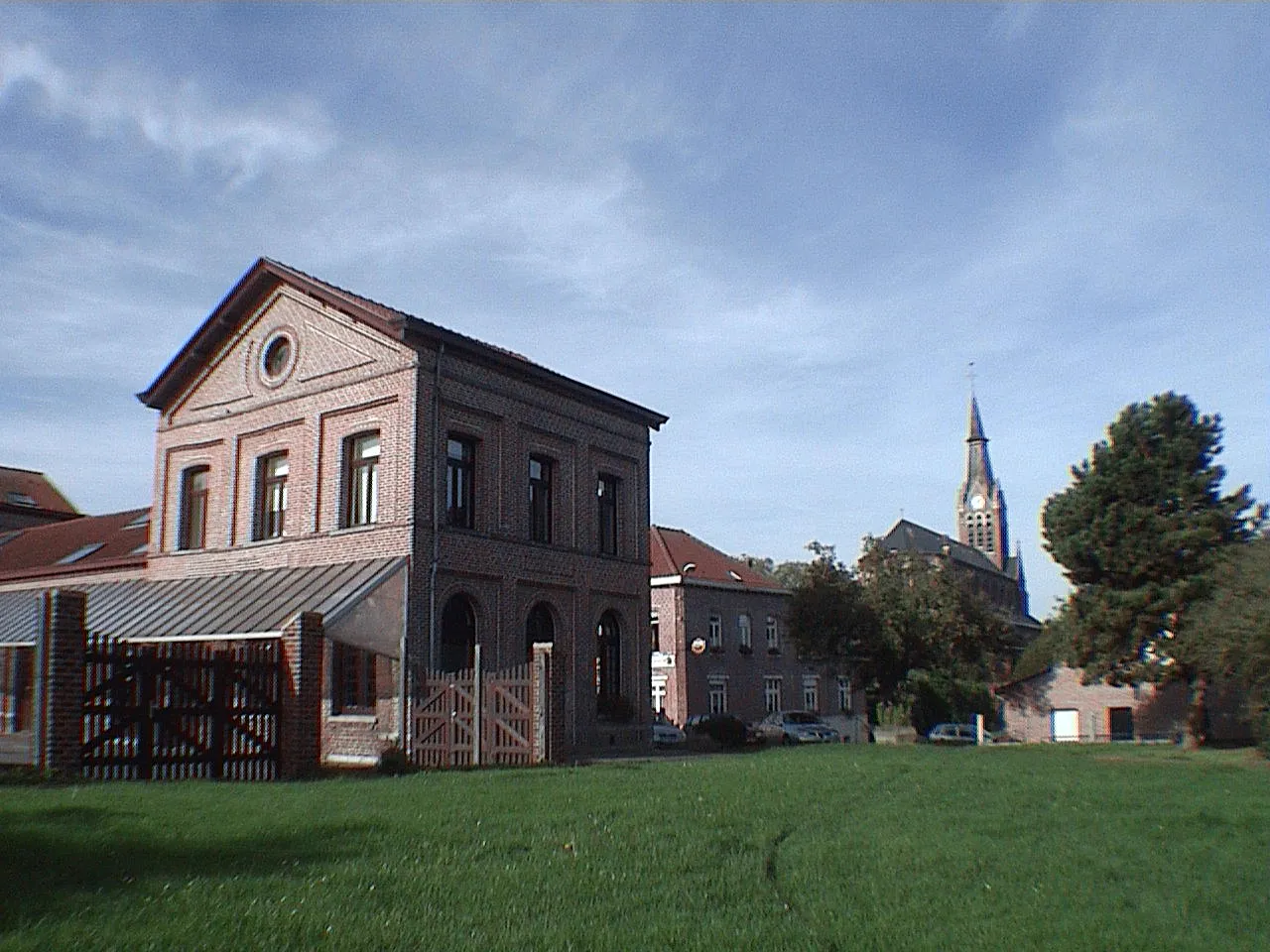 Photo showing: L'ancien bâtiment voyageurs de la gare frontière de Godewaersvelde, fermé en 1970 et devenu une école.