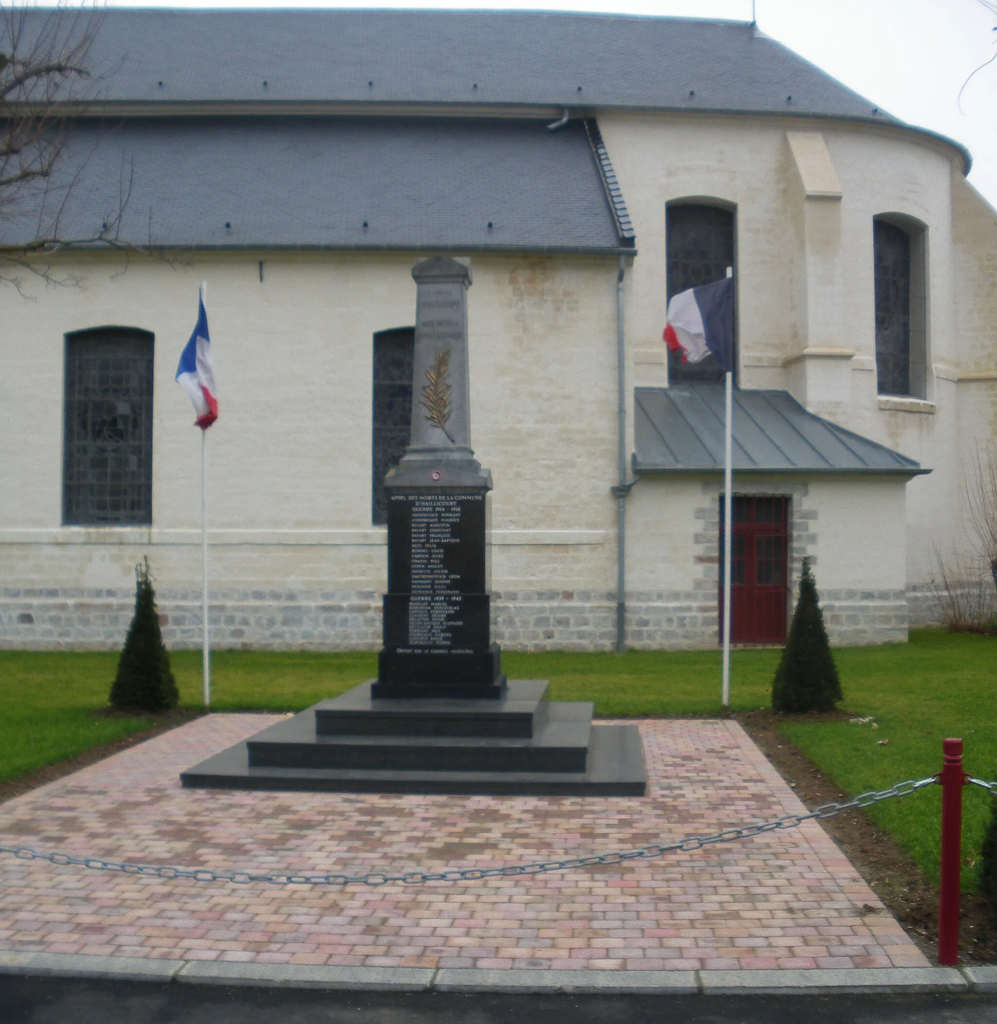 Photo showing: Vue du monument aux morts d'Haillicourt, devant l'église.