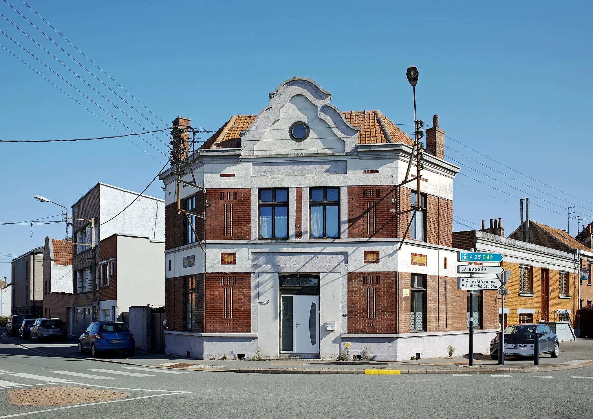 Photo showing: Corner house, Rue Roger Salengro 48, in Hallennes-lez-Haubourdin.