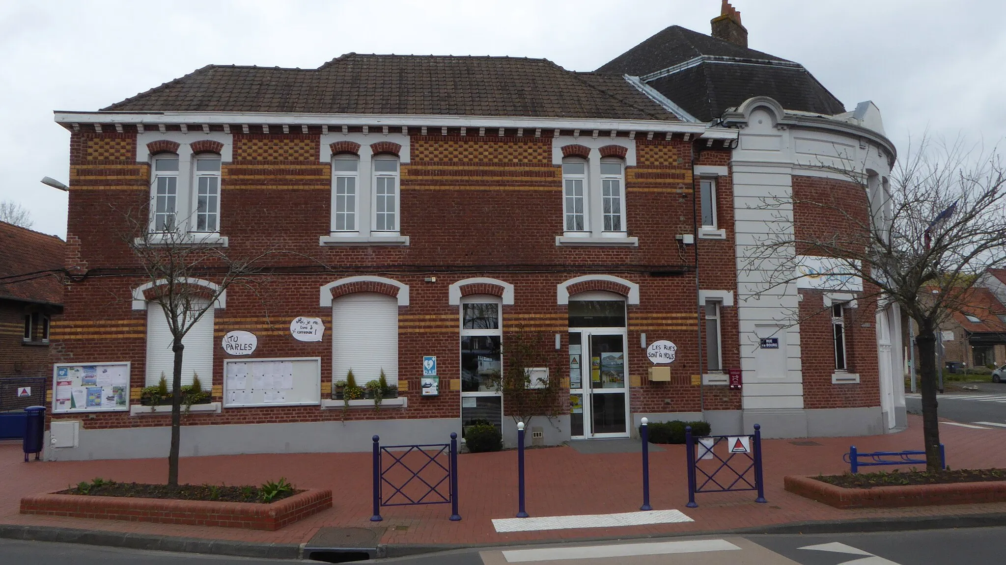Photo showing: la mairie Herlies Nord France.