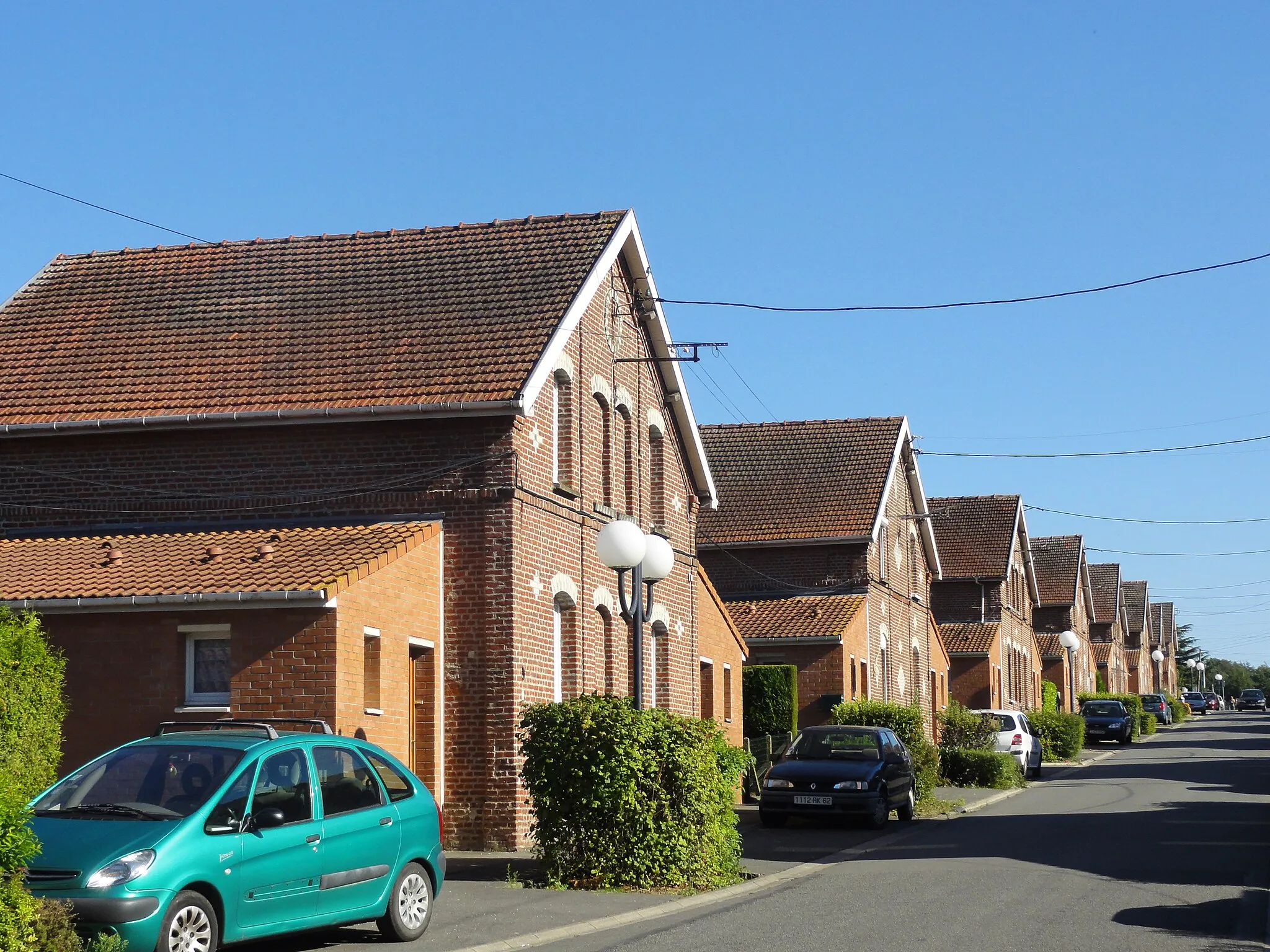 Photo showing: Cité n° 9 de la fosse n° 9 - 9 bis de la Compagnie des mines de Nœux, Barlin, Pas-de-Calais, Nord-Pas-de-Calais, France.