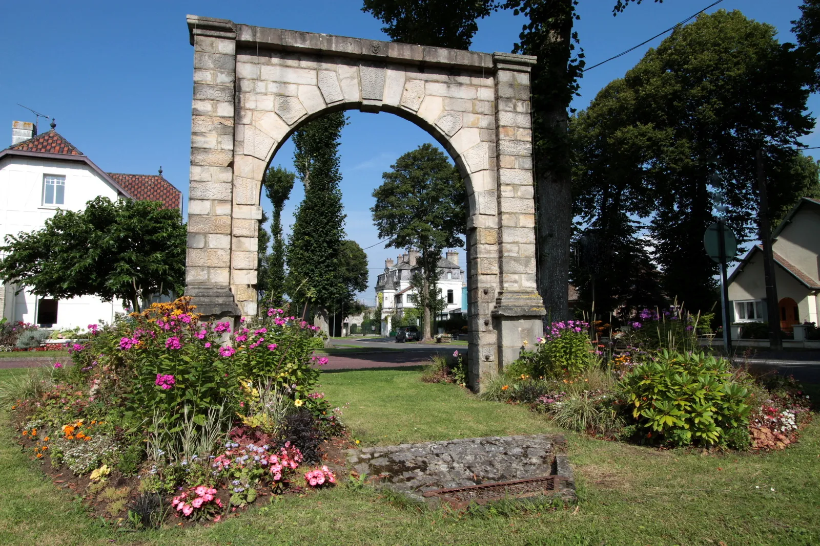 Photo showing: Hesdin: Porte d'Arras 
Rien d’artificiel dans cette arche, qui semble plantée dans Hesdin un peu par hasard. Au contraire, la porte d’Arras est l’un des derniers vestiges de la ville fortifiée. Elle a connu une histoire récente assez mouvementée...