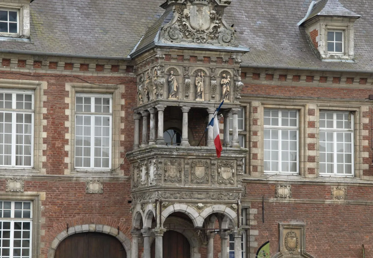 Photo showing: détail de la façade de l'Hôtel de Ville Bretèche de Hesdin