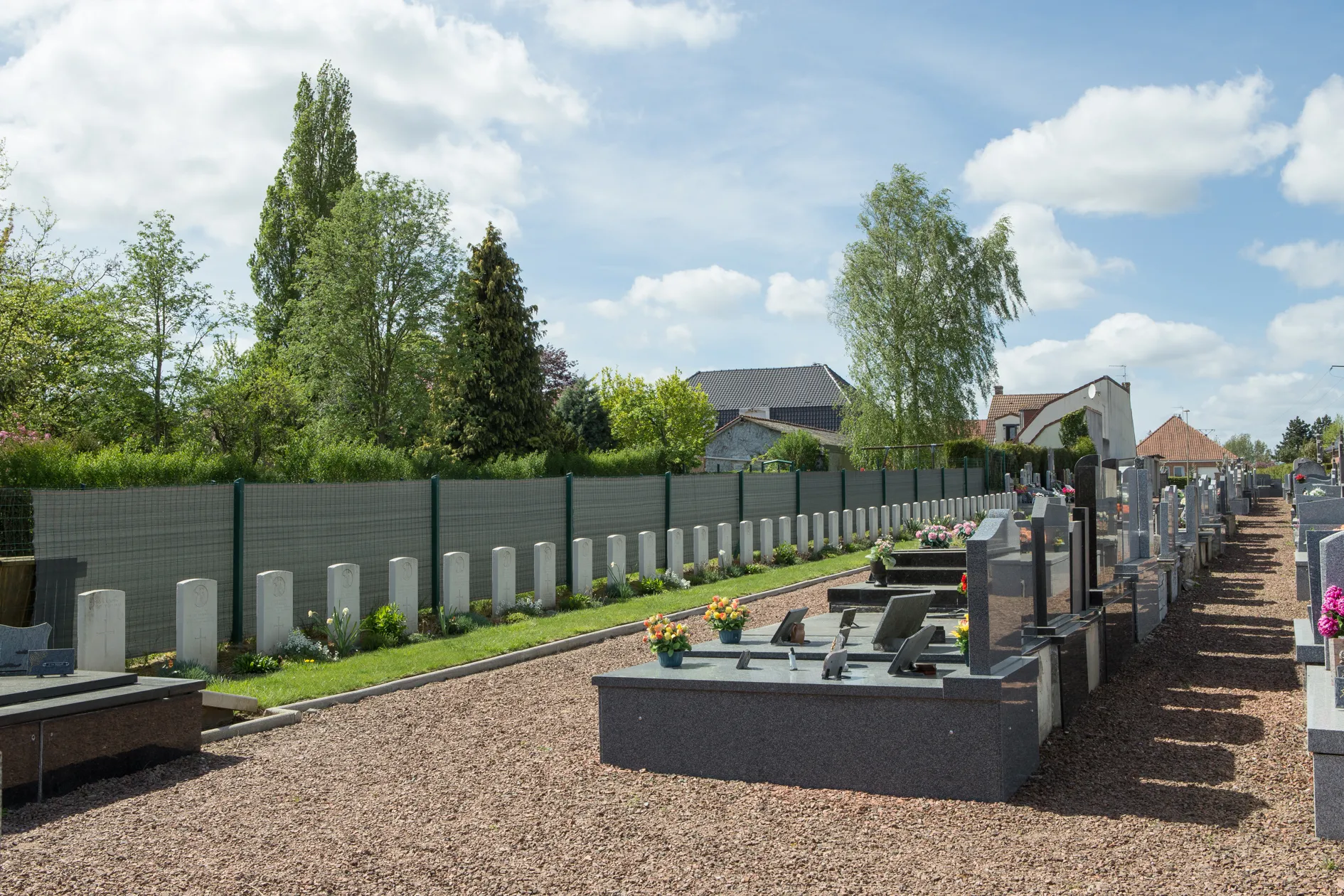 Photo showing: Hinges Communal Cemetery