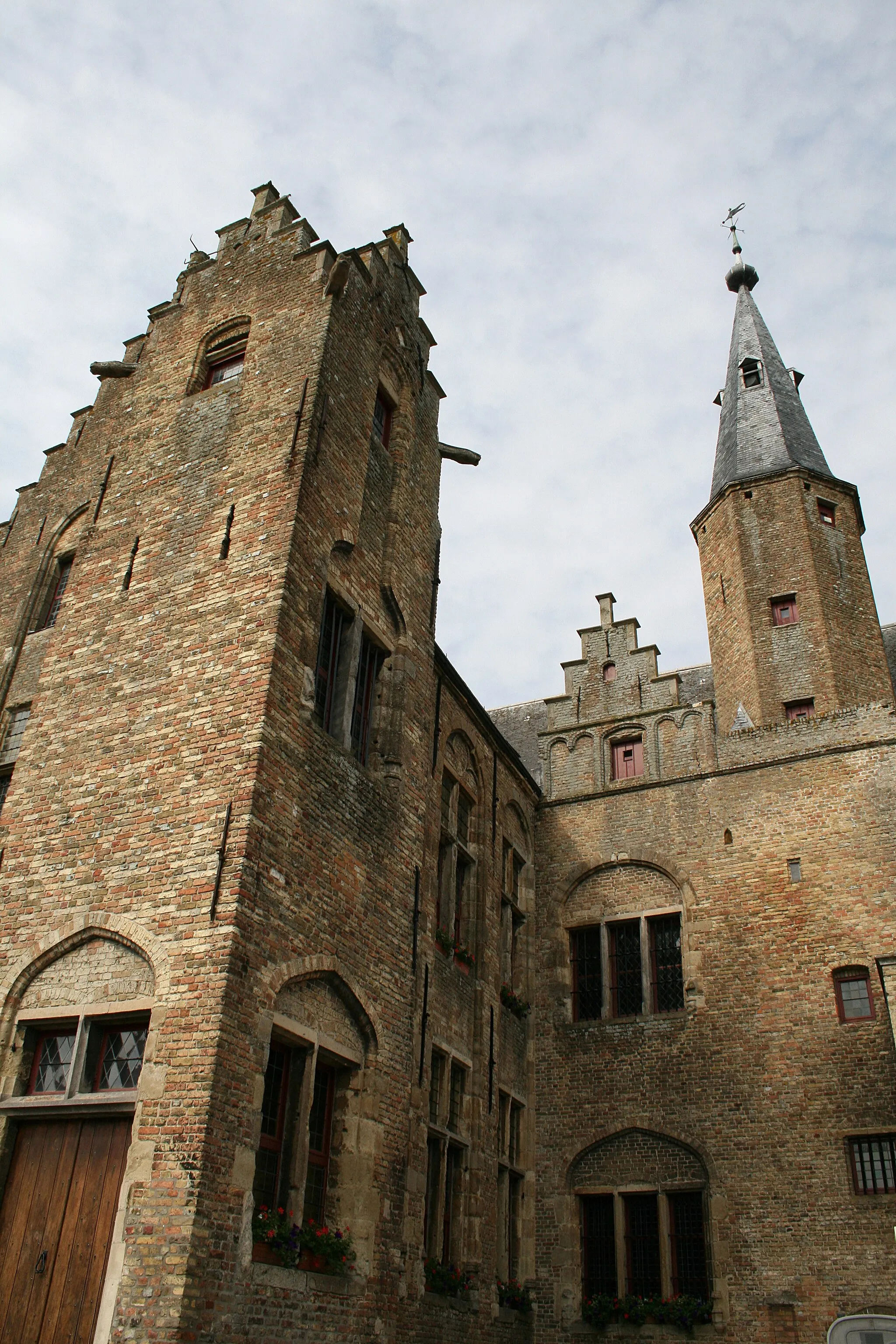 Photo showing: Rear facade of the town hall (16th century) of Hondschoote (Nord department, France).