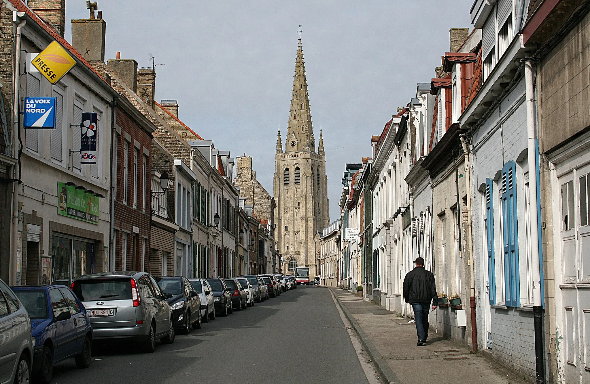 Photo showing: Rue de la Liberation and Saint-Vaast church in Hondschoote (Nord department, France).