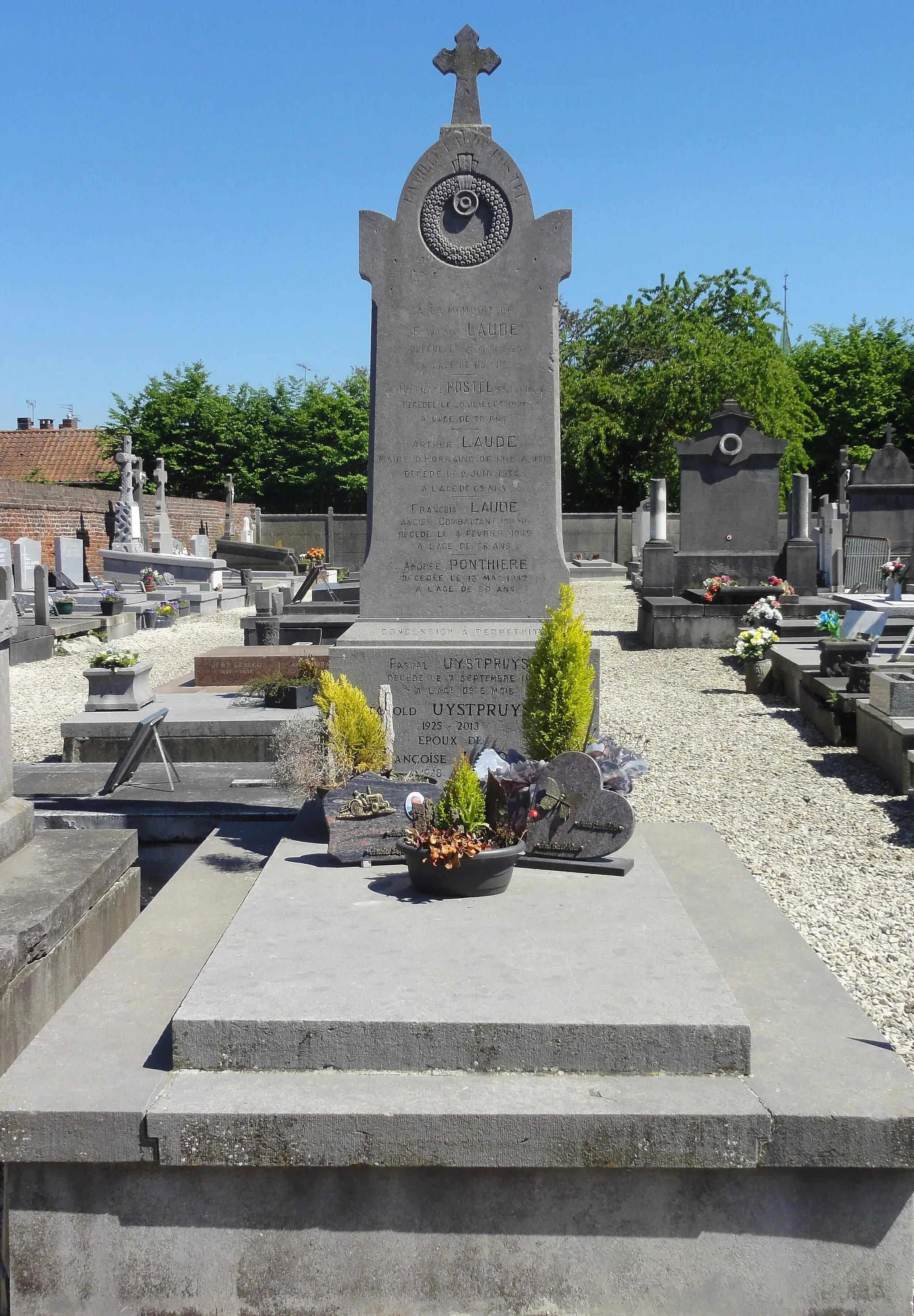 Photo showing: Depicted place: Hornaing Communal Cemetery