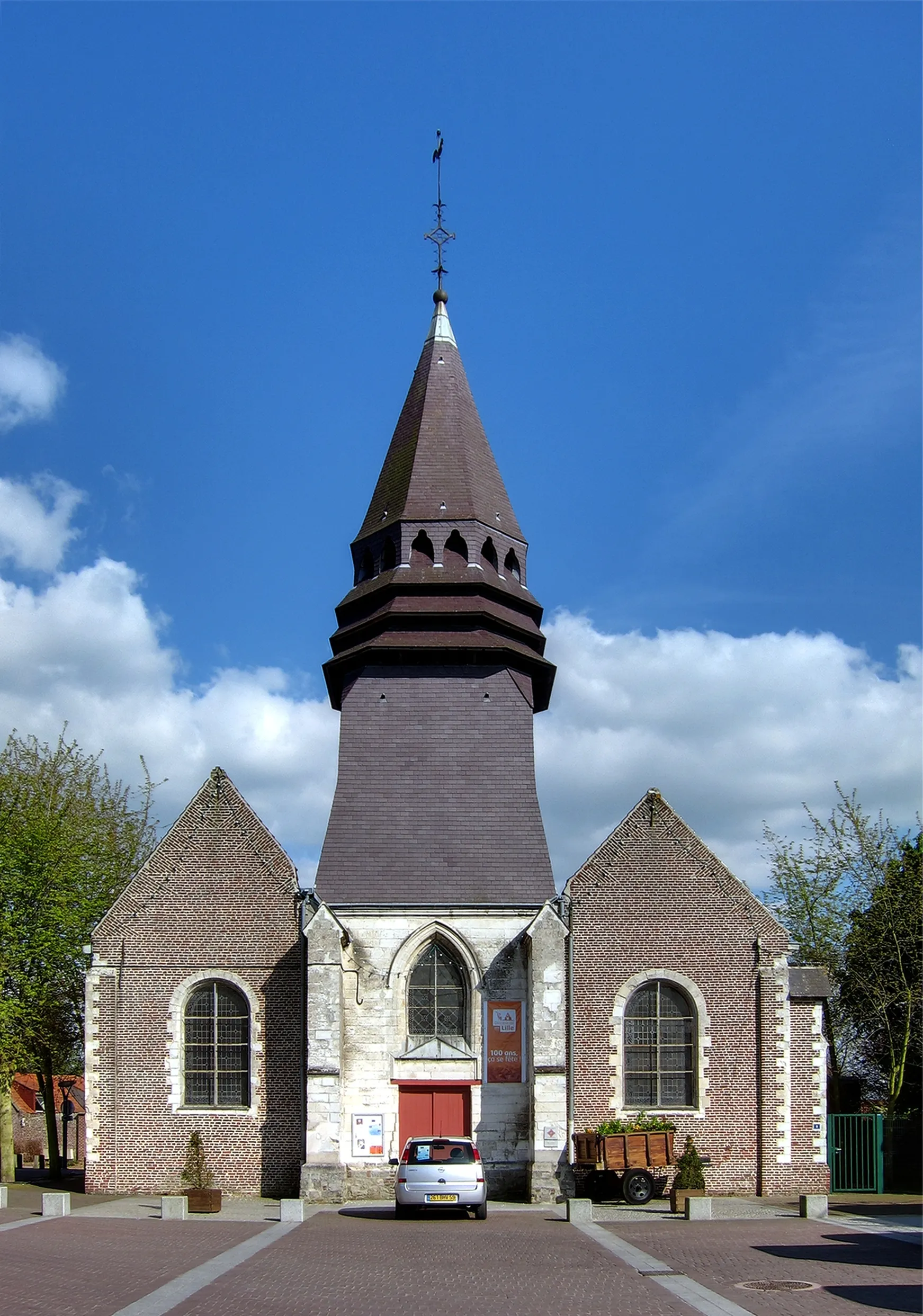 Photo showing: Église Saint-Martin d'Houplin. (Houplin-Ancoisne). Premières phases de construction : XIIème et XIIIème siècle. → https://www.seclin-tourisme.fr/les-incontournables-du-mélantois/les-églises/eglise-saint-martin-houplin-ancoisne/,