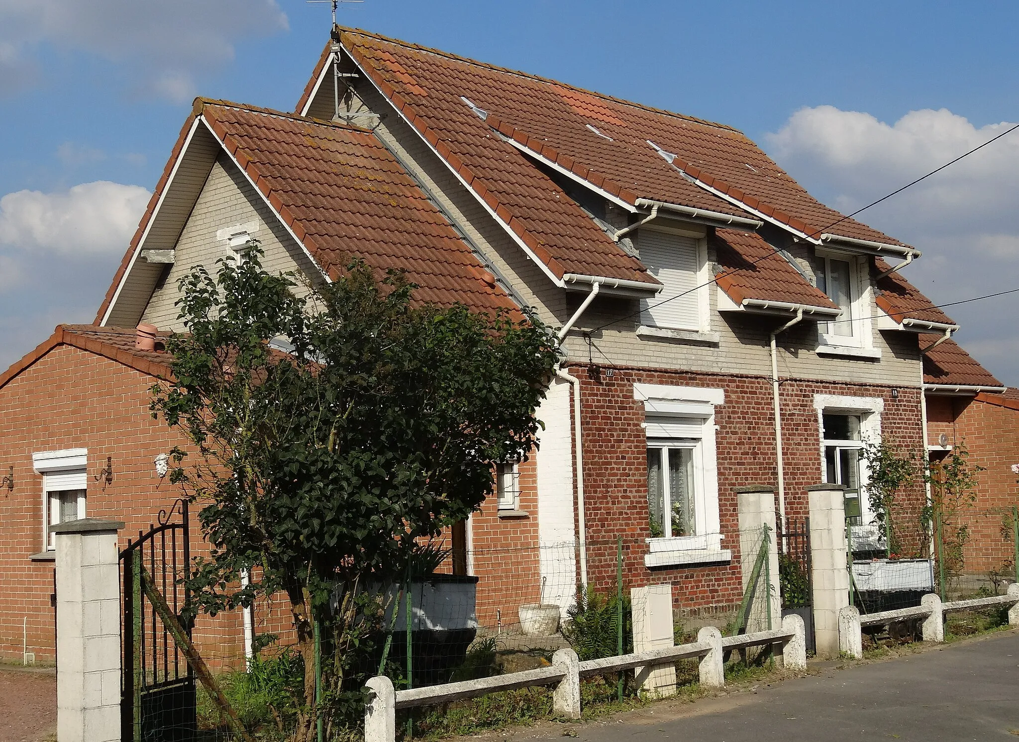 Photo showing: Cité n° 13 de Lens de la fosse n° 13 de la Compagnie des mines de Lens dans le bassin minier du Nord-Pas-de-Calais, Hulluch, Pas-de-Calais, Nord-Pas-de-Calais, France.