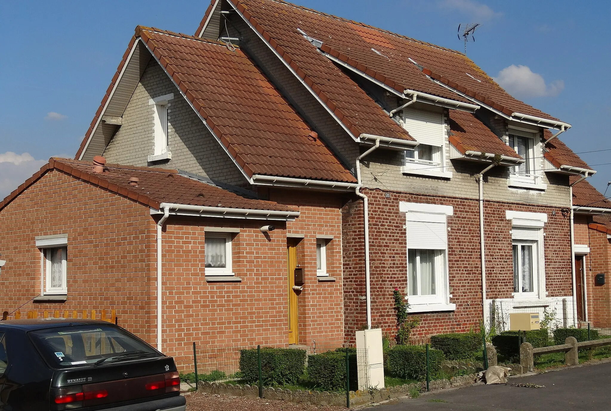 Photo showing: Cité n° 13 de Lens de la fosse n° 13 de la Compagnie des mines de Lens dans le bassin minier du Nord-Pas-de-Calais, Hulluch, Pas-de-Calais, Nord-Pas-de-Calais, France.