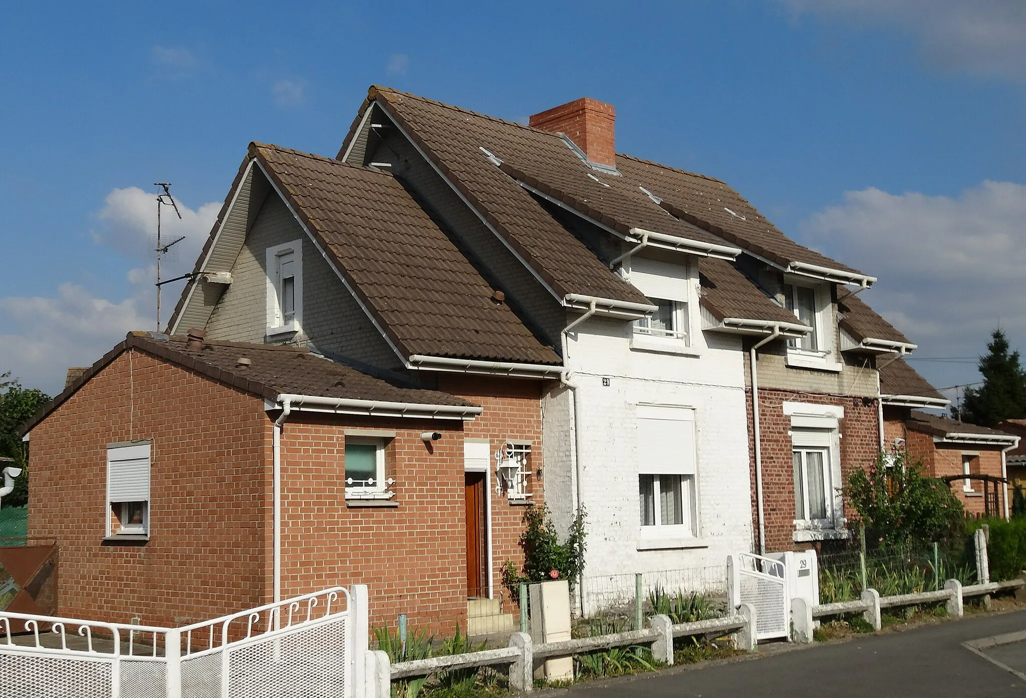 Photo showing: Cité n° 13 de Lens de la fosse n° 13 de la Compagnie des mines de Lens dans le bassin minier du Nord-Pas-de-Calais, Hulluch, Pas-de-Calais, Nord-Pas-de-Calais, France.