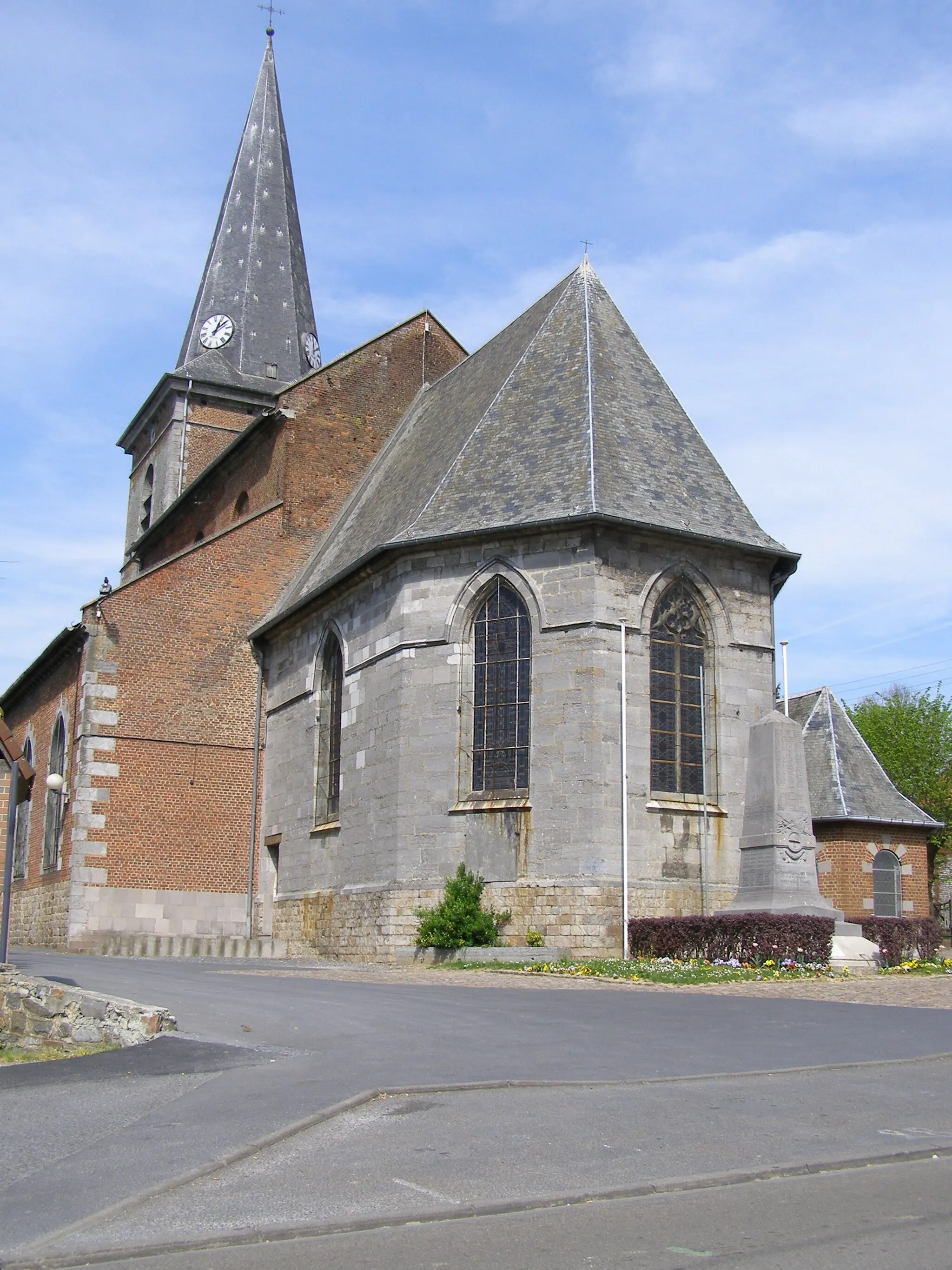 Photo showing: L'église et le monument aux morts.