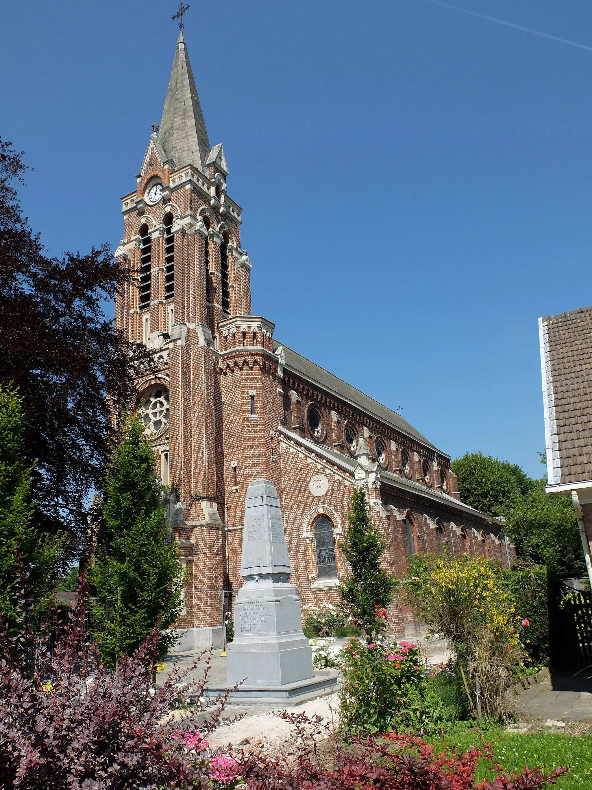 Photo showing: Vue de l'église Saint-Ranulphe et du monument aux morts de Lauwin-Planque.