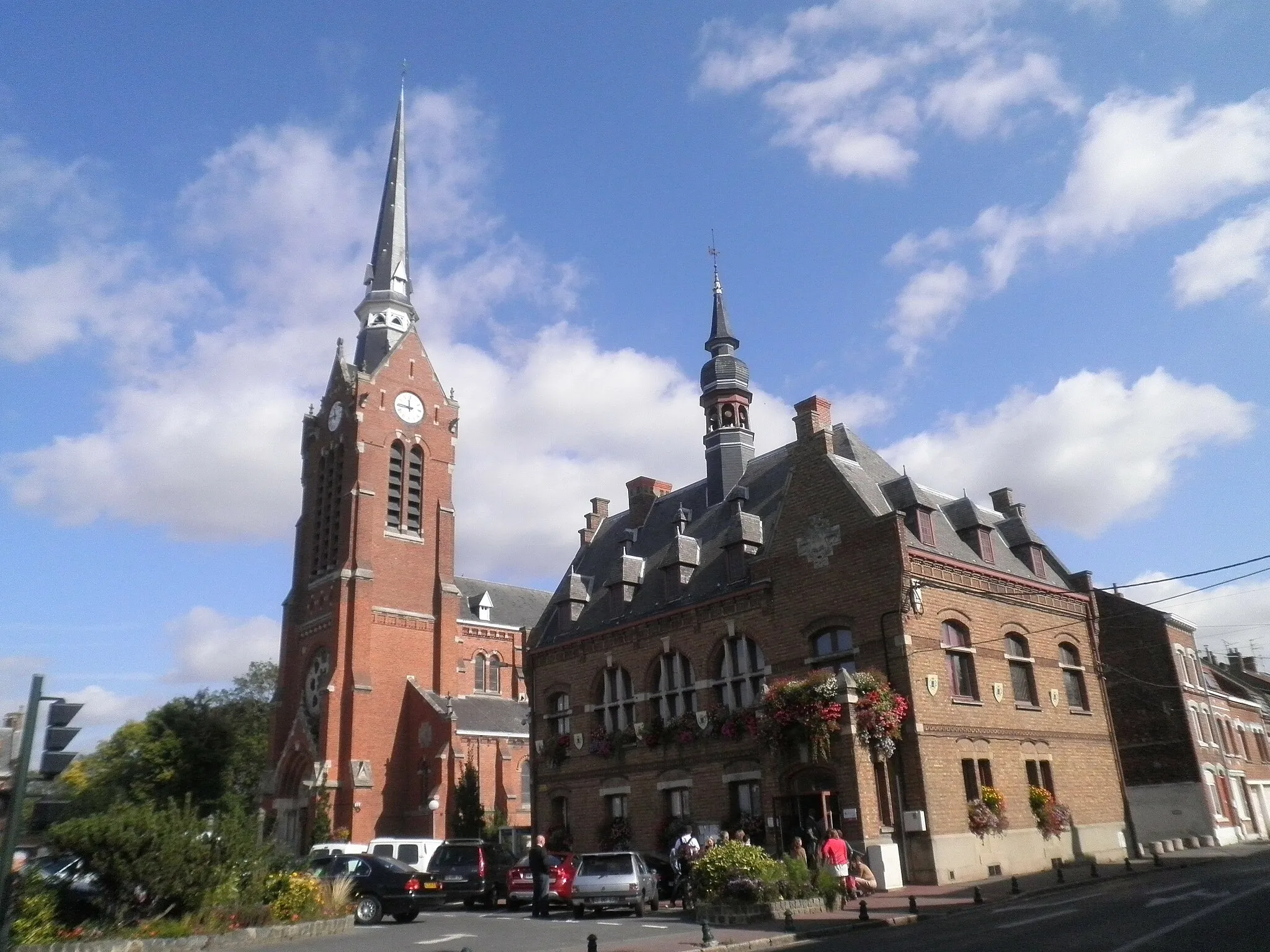 Photo showing: Laventie, Place du 8 mai. À gauche, l'église Saint-Vaast, à droite, l'Hôtel de Ville.