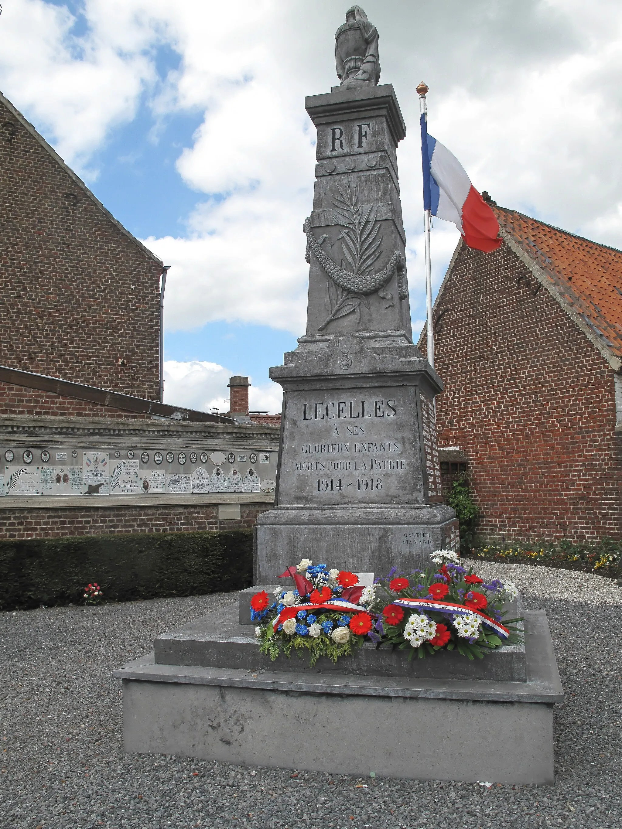 Photo showing: Lecelles, war memorial