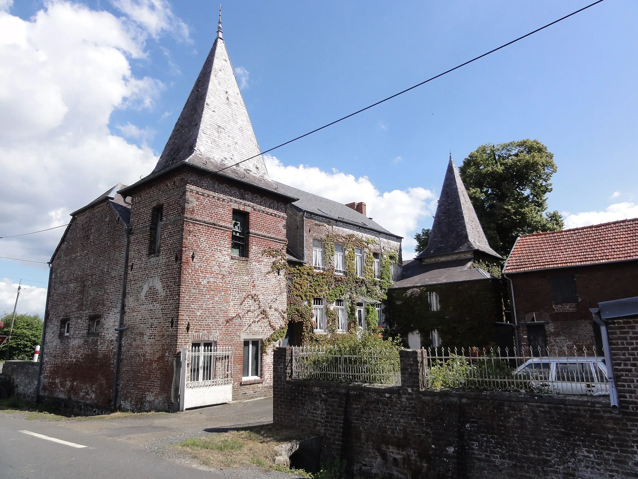 Photo showing: Leval (Nord, Fr) Les Fontenelles maison aux deux tours-pigeonniers