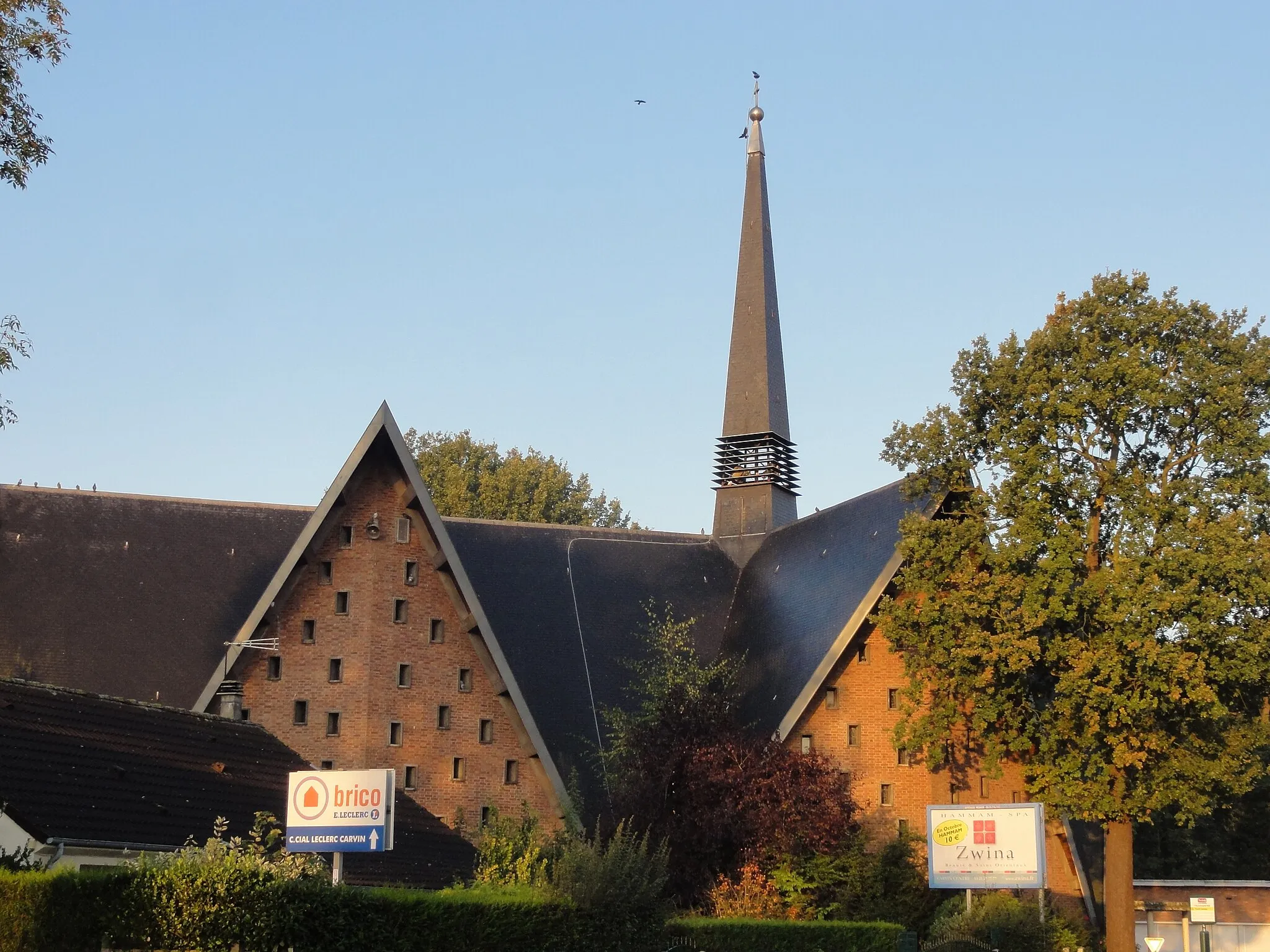 Photo showing: Église Saint-Henri des cités de la Fosse n° 2 de la Compagnie des mines d'Ostricourt, Libercourt, Pas-de-Calais, Nord-Pas-de-Calais, France.