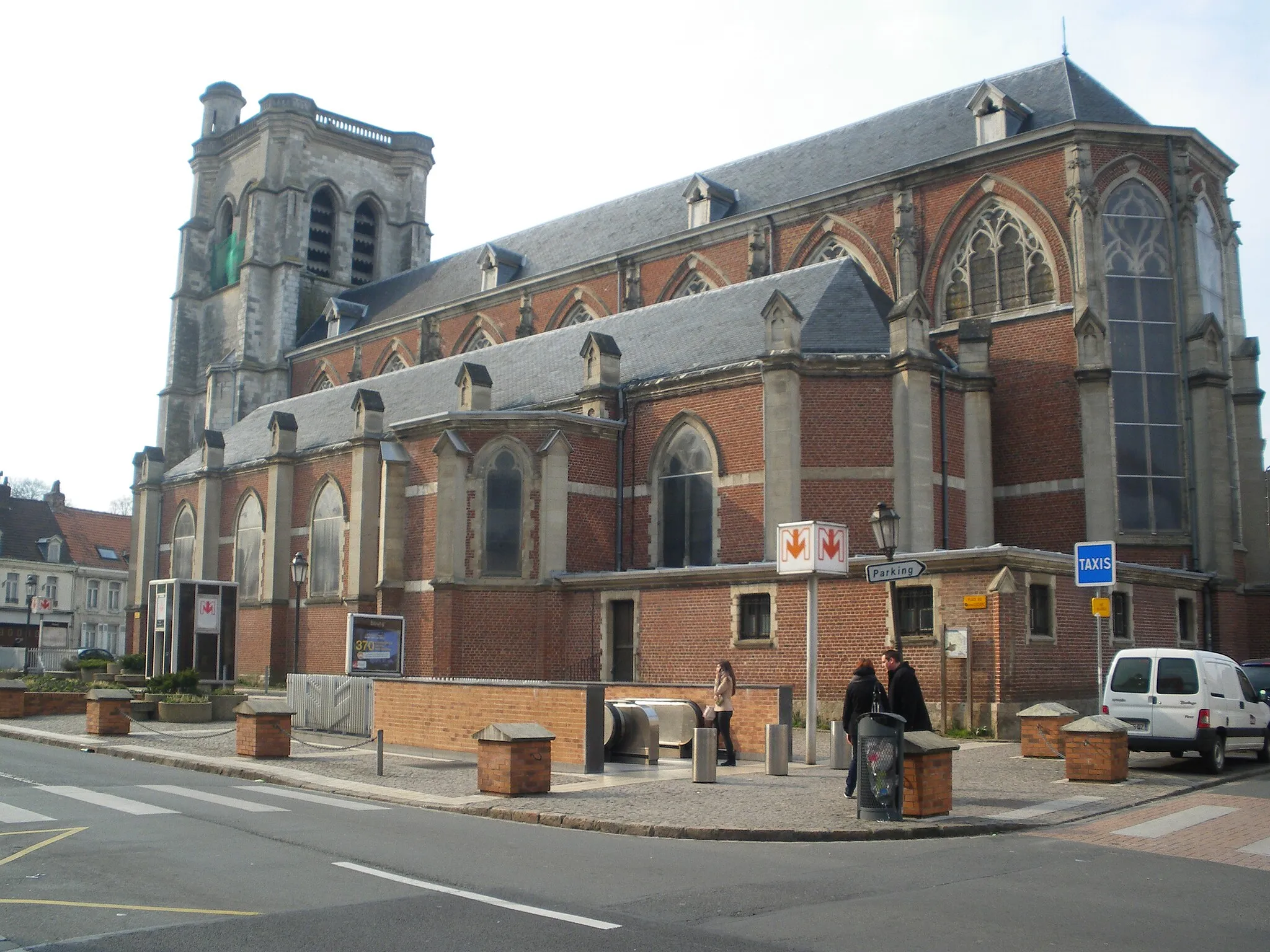 Photo showing: Vue de l'église Notre Dame de la Visitation et de la de la station de métro "Bourg" de la ligne 2 du métro de Lille, situées dans la commune de Lomme.