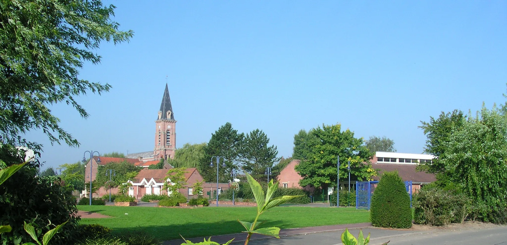 Photo showing: Lompret city hall and church are located on the same place. The school with its restaurant can be guessed on the very right of the picture.