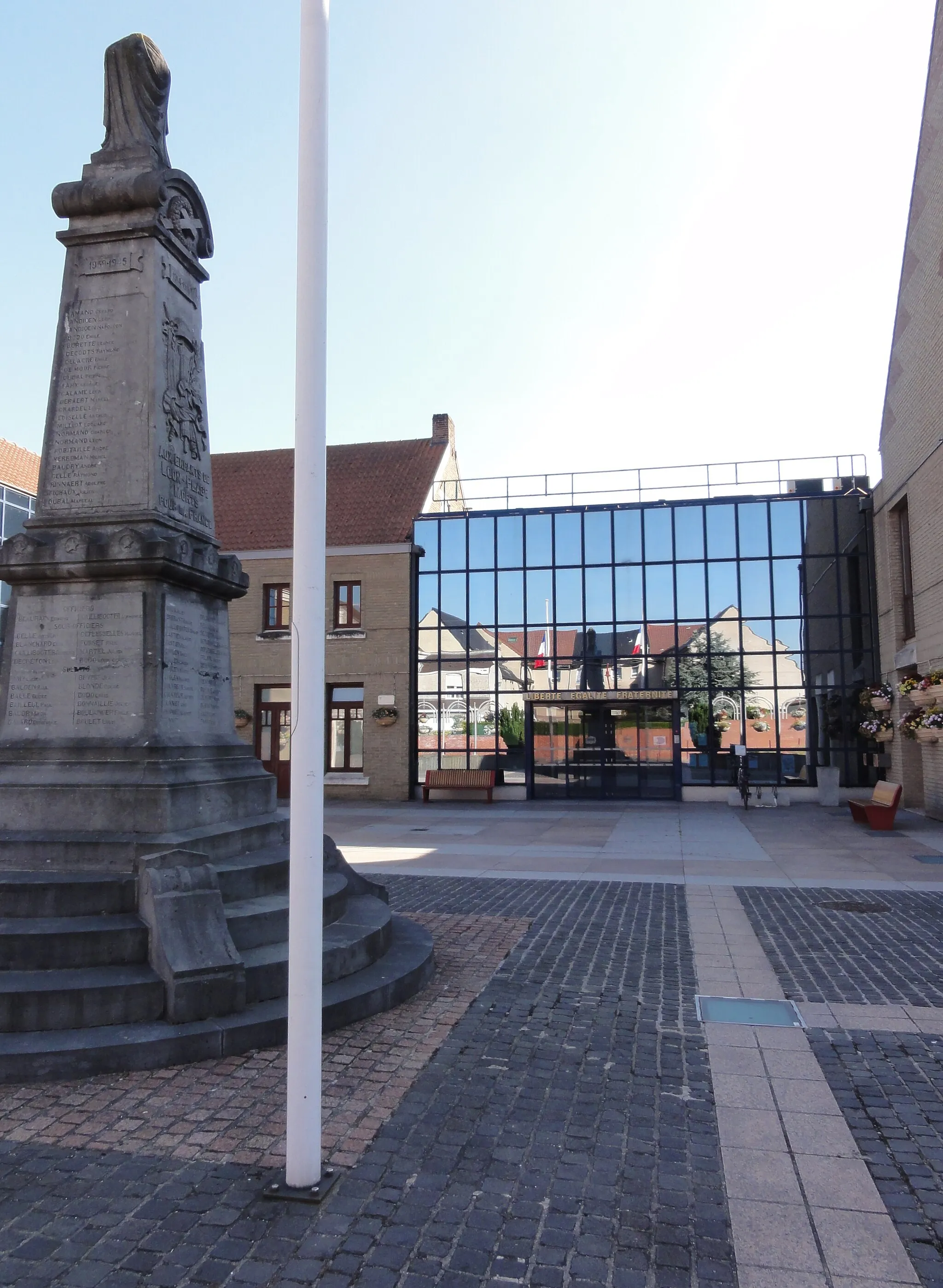 Photo showing: Loon-Plage (Nord) mairie et monument aux morts