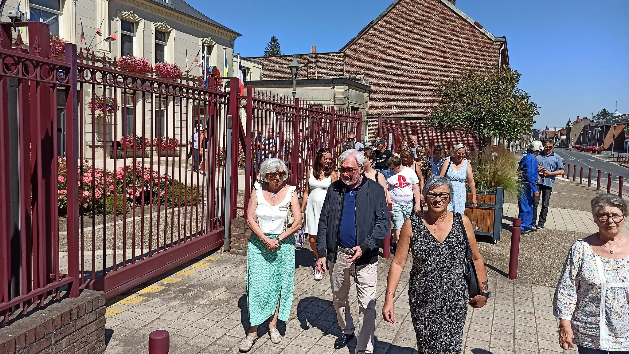 Photo showing: Devant l'Hôtel de ville, au centre, Dalila Duwez, maire et Jean-René Bihet, maire honoraire, lors du 70ᵉ anniversaire de la catastrophe minière du 12 août 1952 à la fosse Schneider, tuant neuf mineurs.