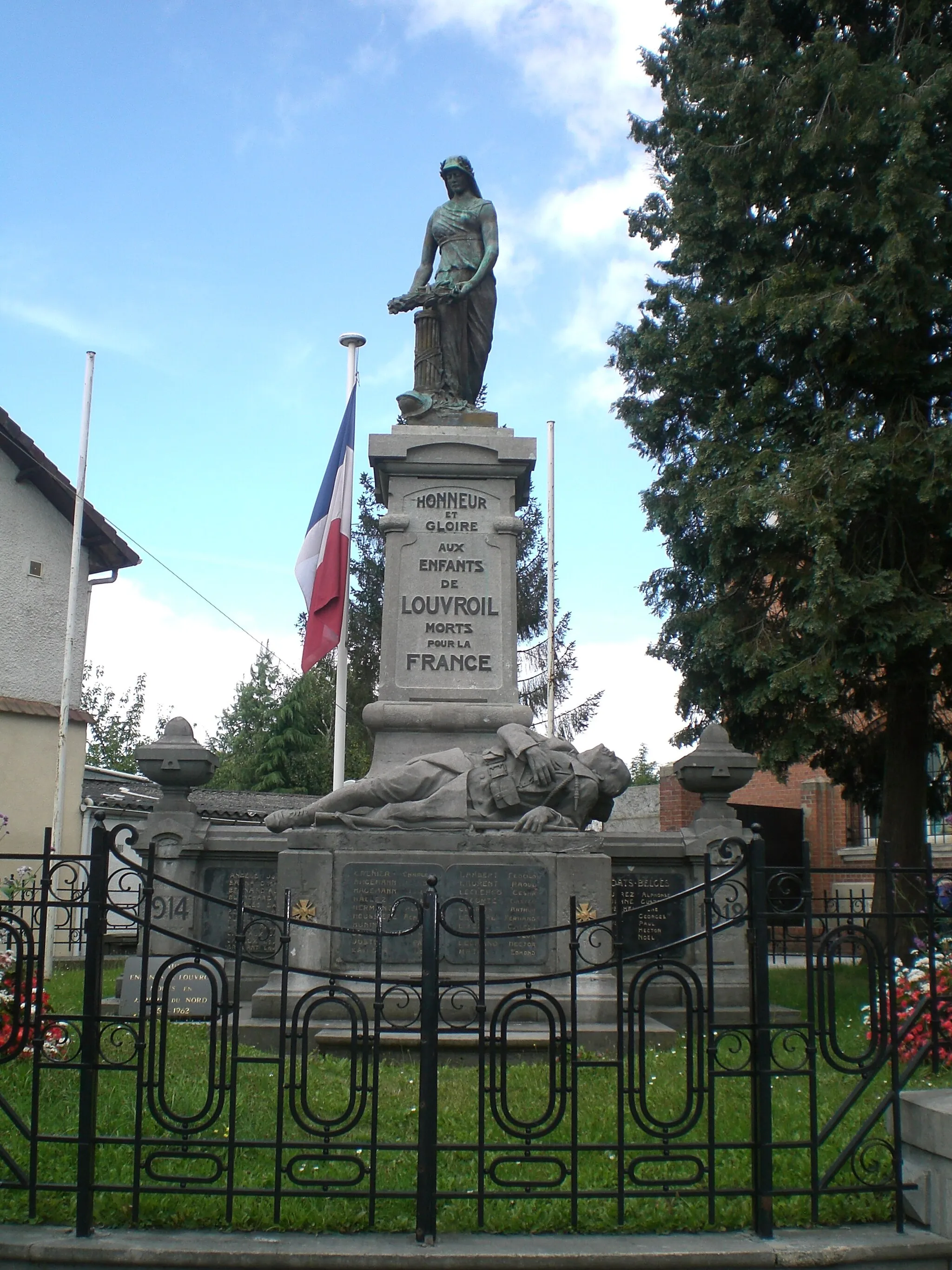 Photo showing: monument aux morts de Louvroil Nord france