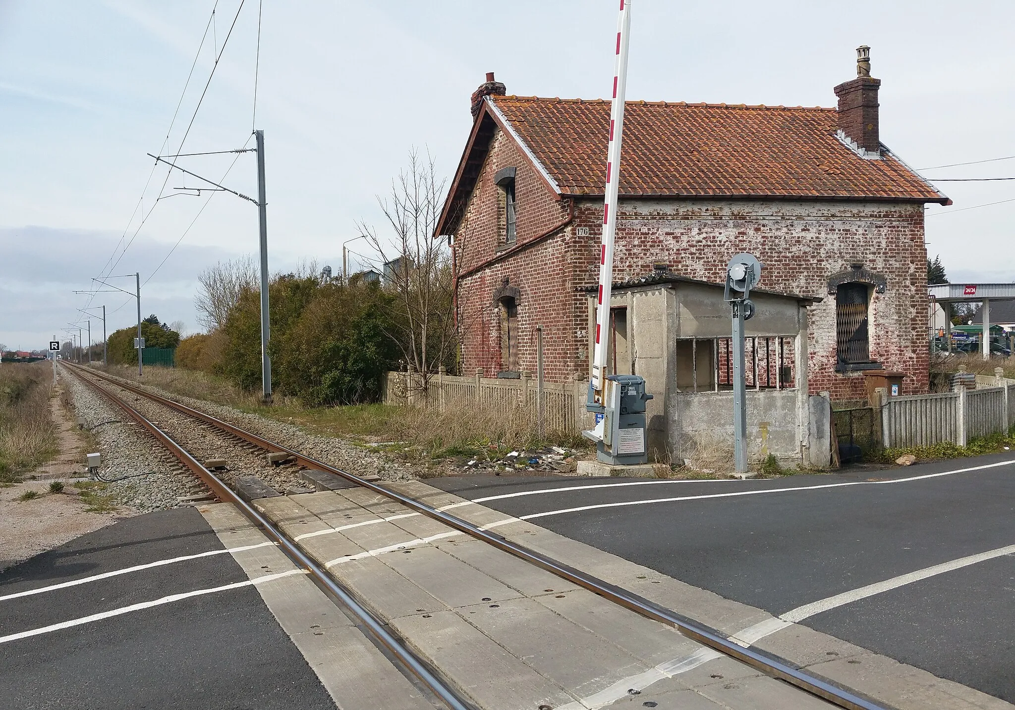 Photo showing: Vue (en second plan) du site de l'ancienne gare de Marck. Le premier plan désigne la maison de garde-barrière.