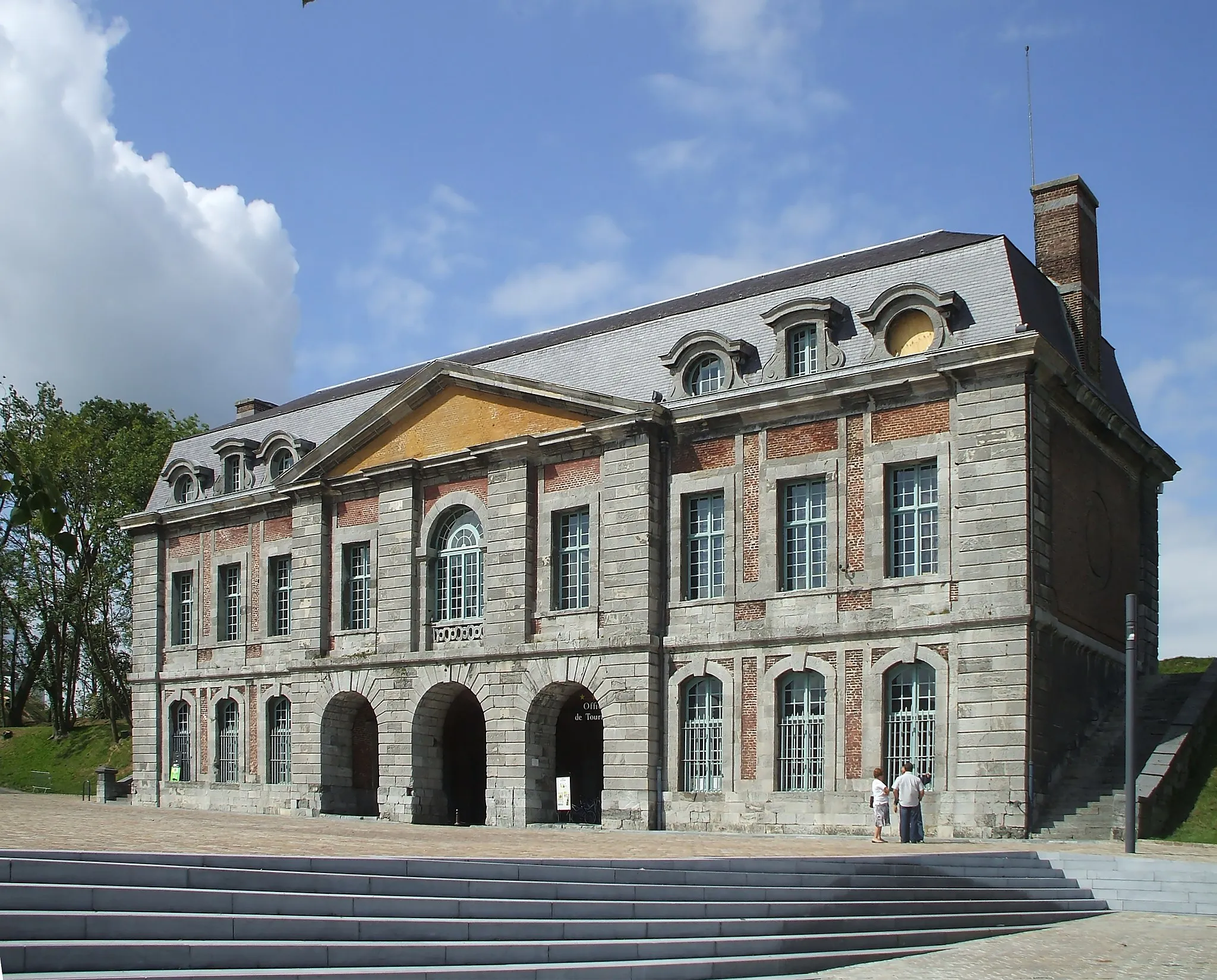 Photo showing: Mons's gate to Maubeuge in department Nord in France.  Built under Louis XIV of France by Sébastien Le Prestre de Vauban in 1682 to shelter a guardroom, housing and cells. The door is the last one of three doors of the surrounding wall of the city. Indeed the Door of France was destroyed in 1958 the door of Bavay is destroyed in 1952. it is built brick-built, blue stone and stoneware and possesses a drawbridge. it is classified as "Historic Monument" since 1924. It is the Tourist Information Office.