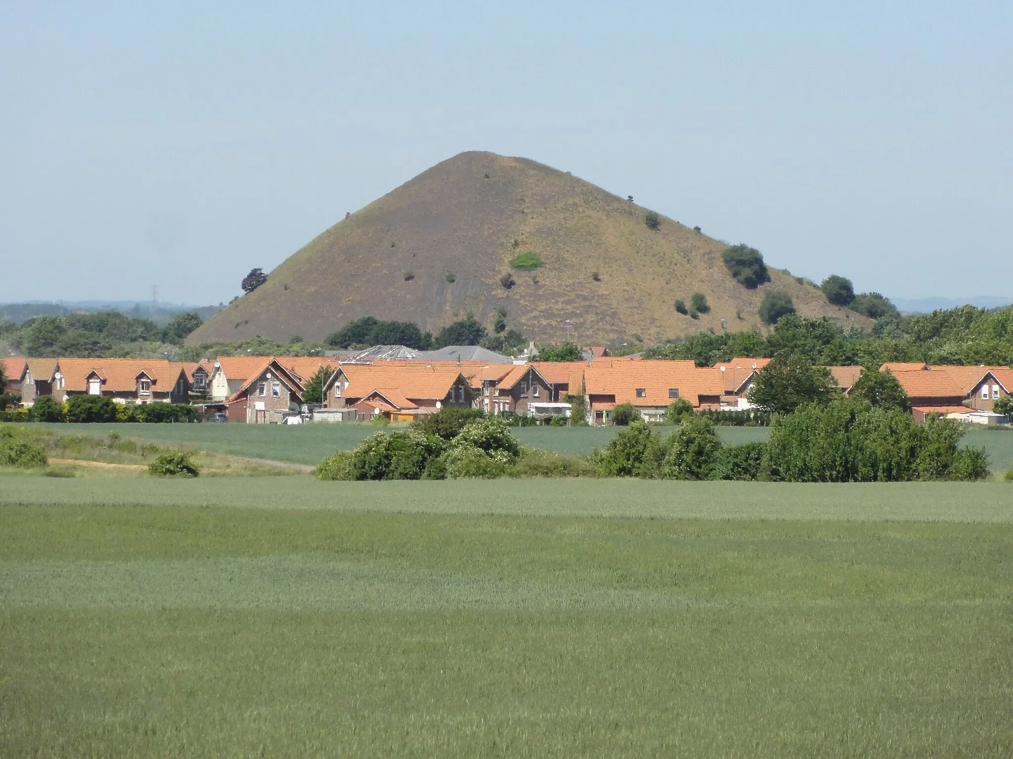 Photo showing: Terril n° 49 dit 3 de Béthune, Fosse n° 3 de la Compagnie des mines de Béthune, Mazingarbe, Pas-de-Calais, Nord-Pas-de-Calais, France.