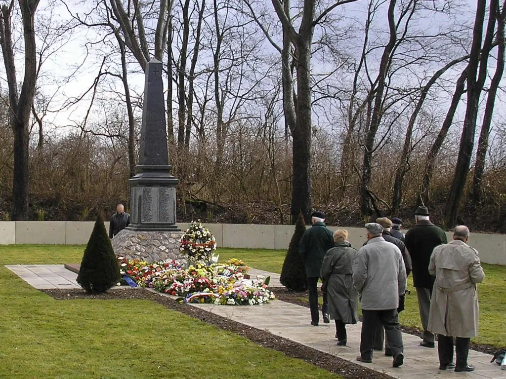 Photo showing: Nécropole de fr:Méricourt (Pas-de-Calais), monument aux victimes de la catastrophe du 10 mars 1906 prise lors des cérémonies du centième anniversaire par moi même.