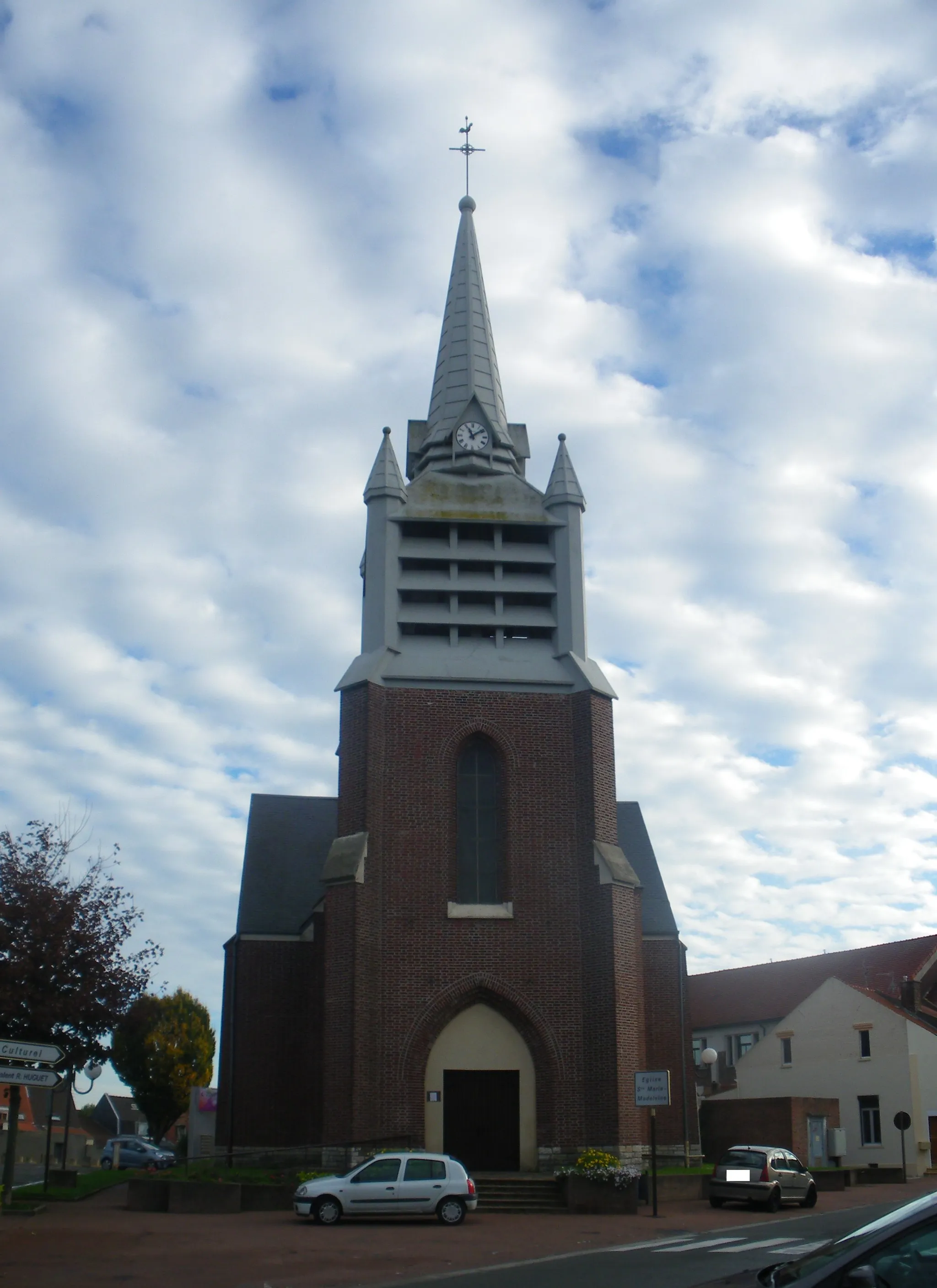 Photo showing: Vue de l'église Sainte-Marie-Madeleine de Montigny-en-Gohelle.