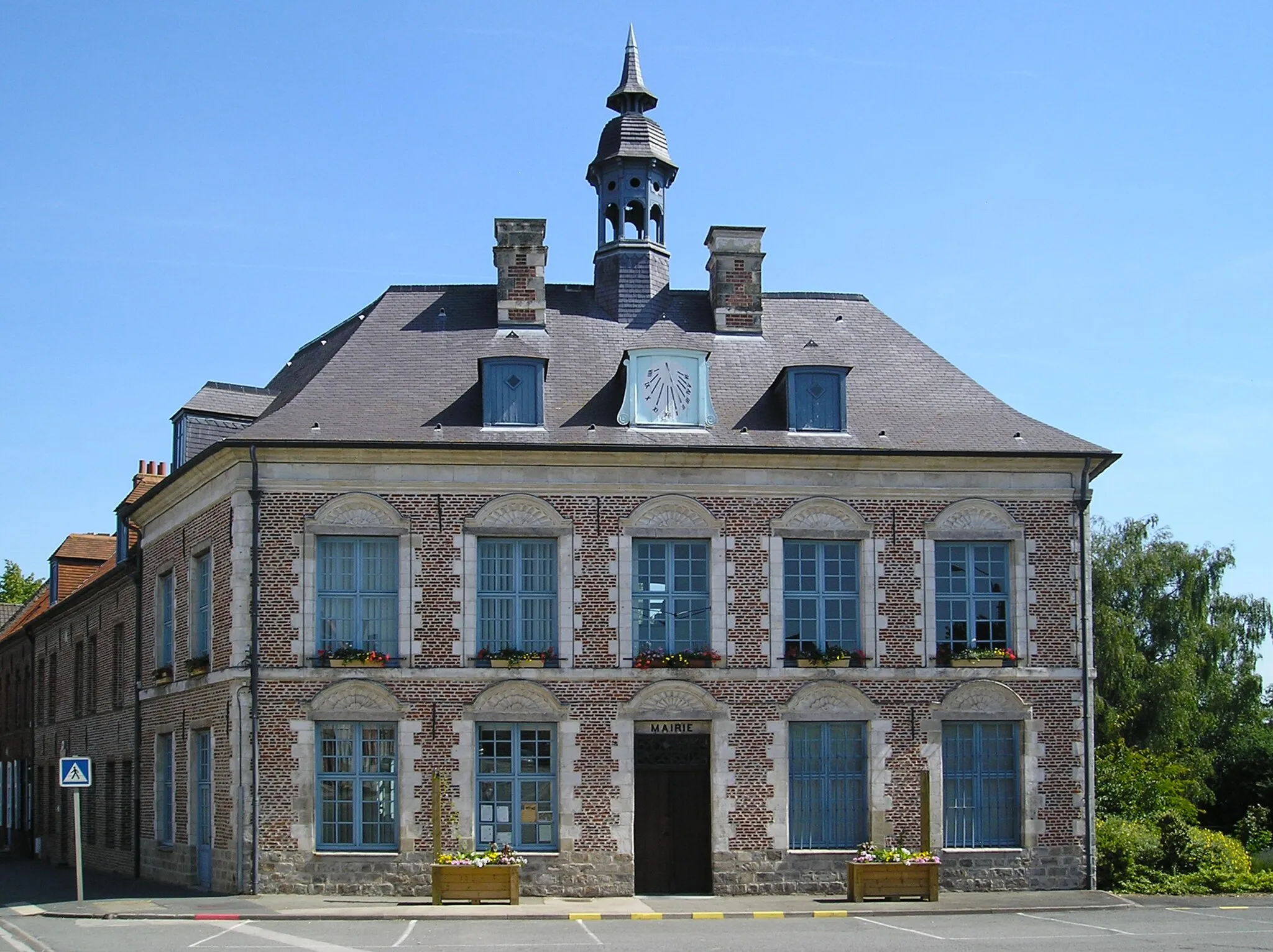 Photo showing: Town hall of Morbecque (Nord, France).