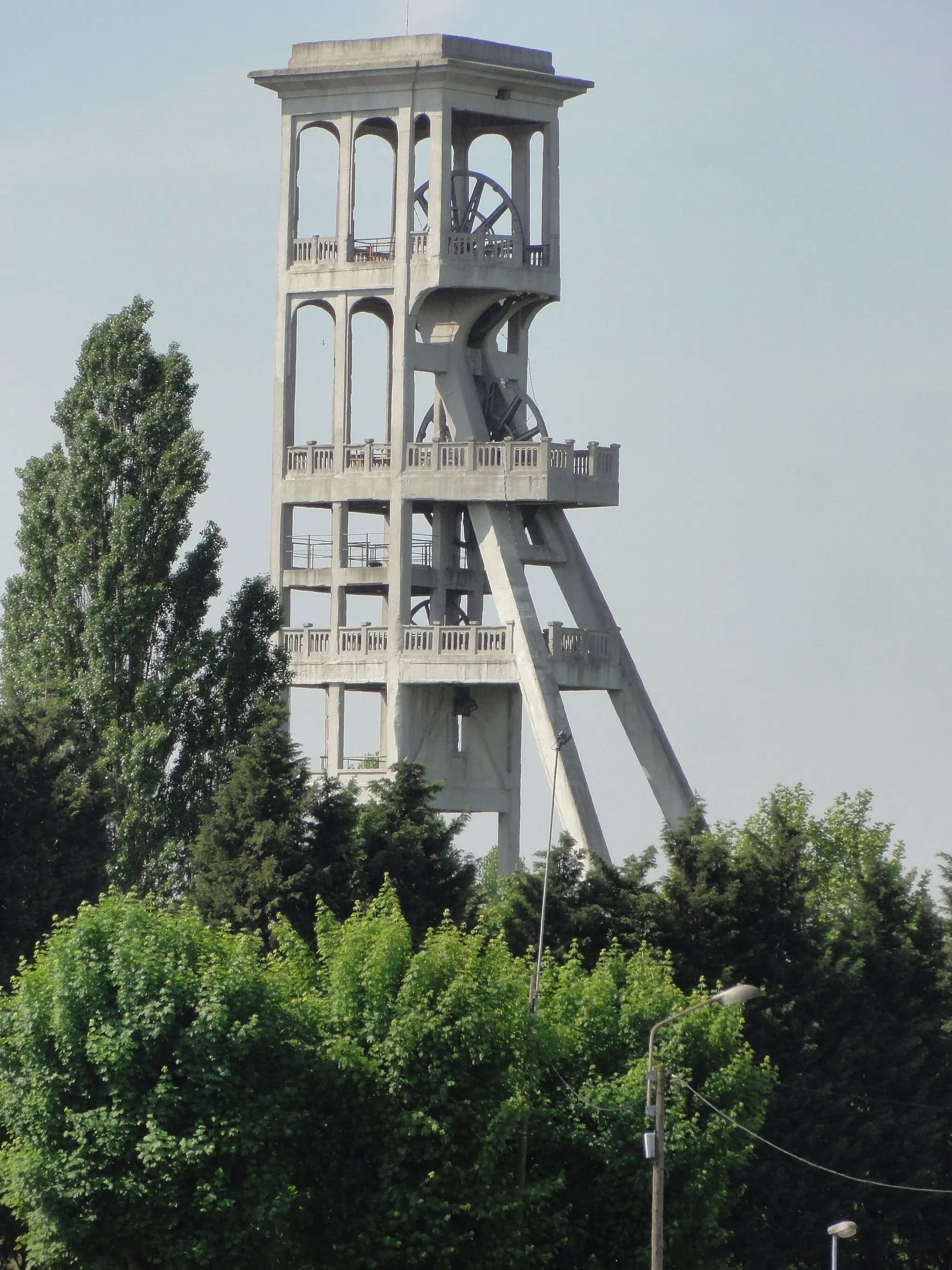 Photo showing: La Fosse Dutemple de la Compagnie des mines d'Anzin était un charbonnage constitué de deux puits situé à Valenciennes, Nord, Nord-Pas-de-Calais, France.