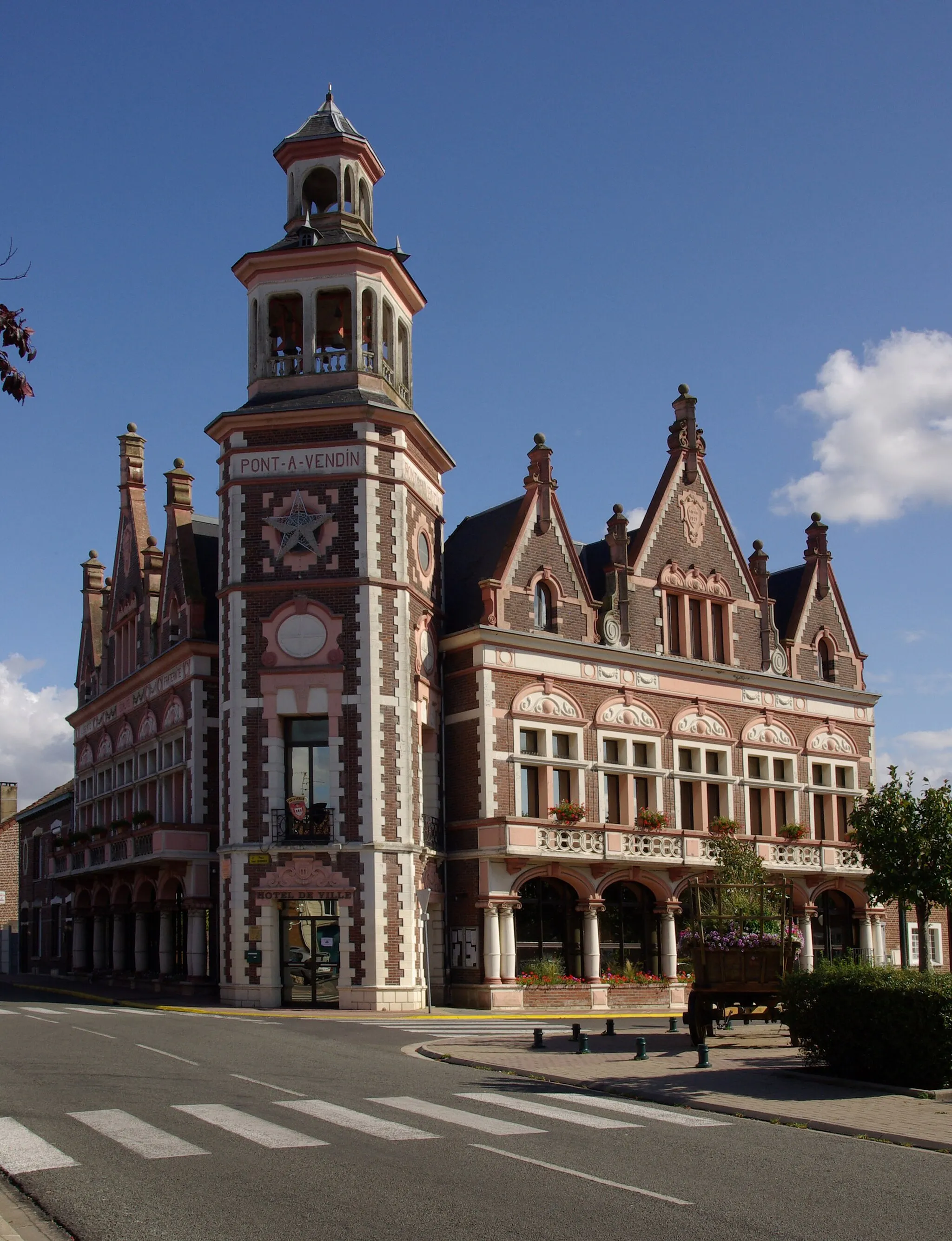 Photo showing: City Hall Of Pont-à-Vendin